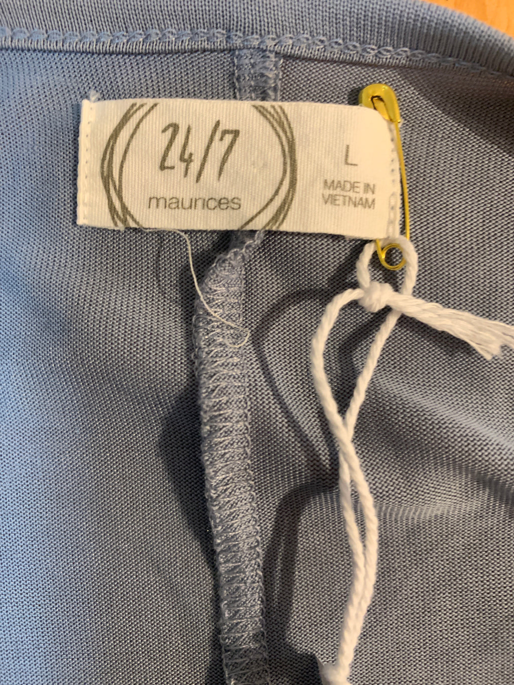 Size L 24/7 Maurices V-neck top with flowy short sleeves