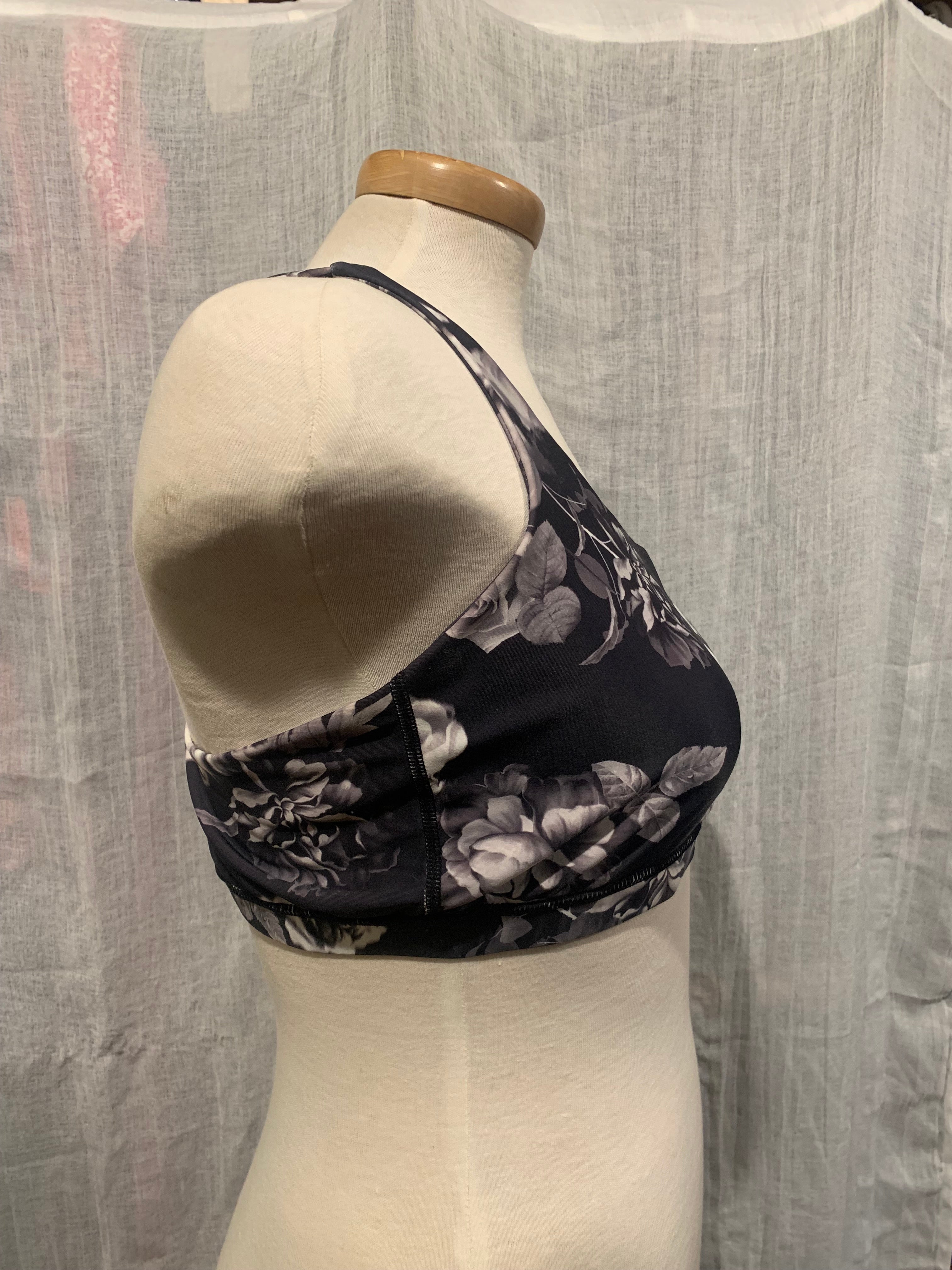Size M Black and White Floral Print Crop Athletic Top