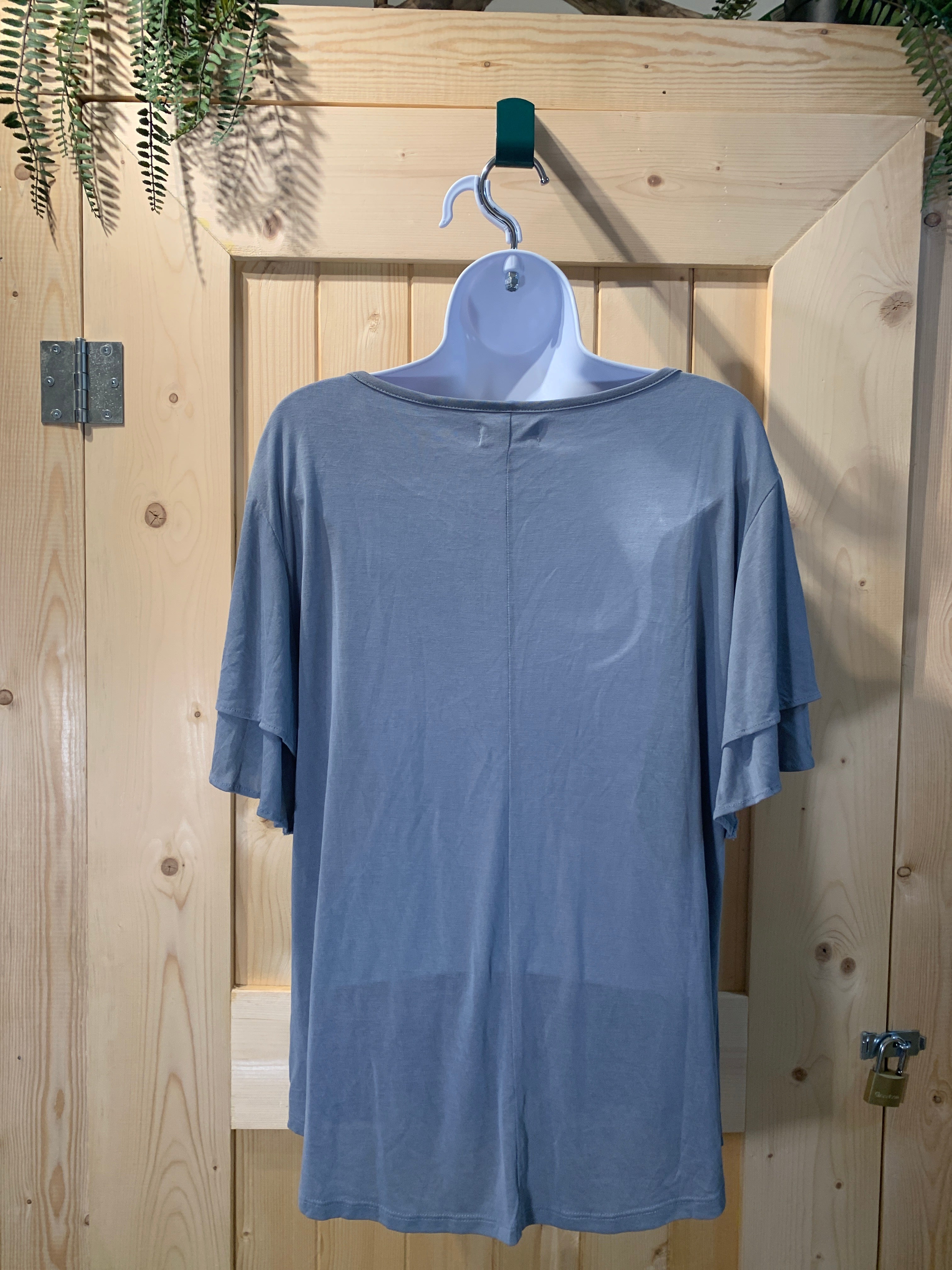 Size L 24/7 Maurices V-neck top with flowy short sleeves