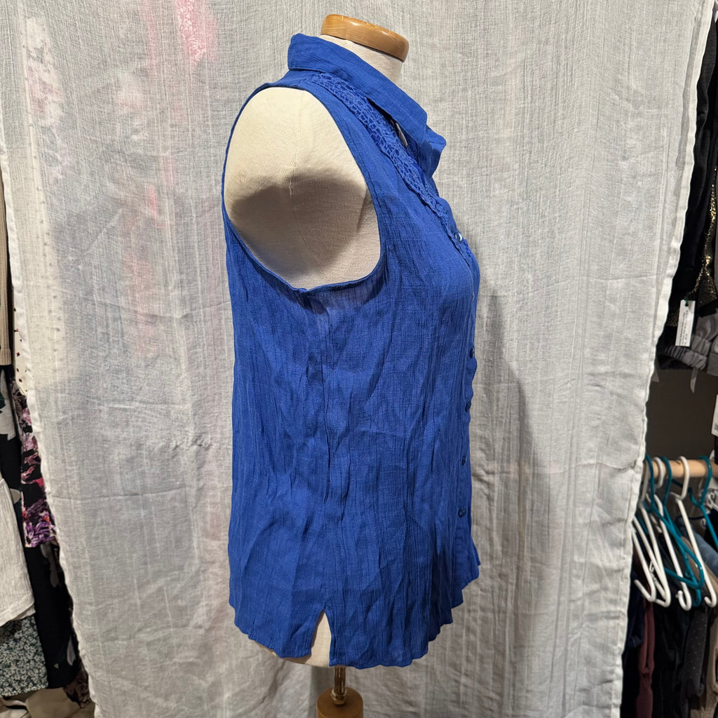 Size L Northern Reflections Rayon/Cotton/Poly Blent Sleeveless Button Up Blouse with Lace Detailing on the Chest