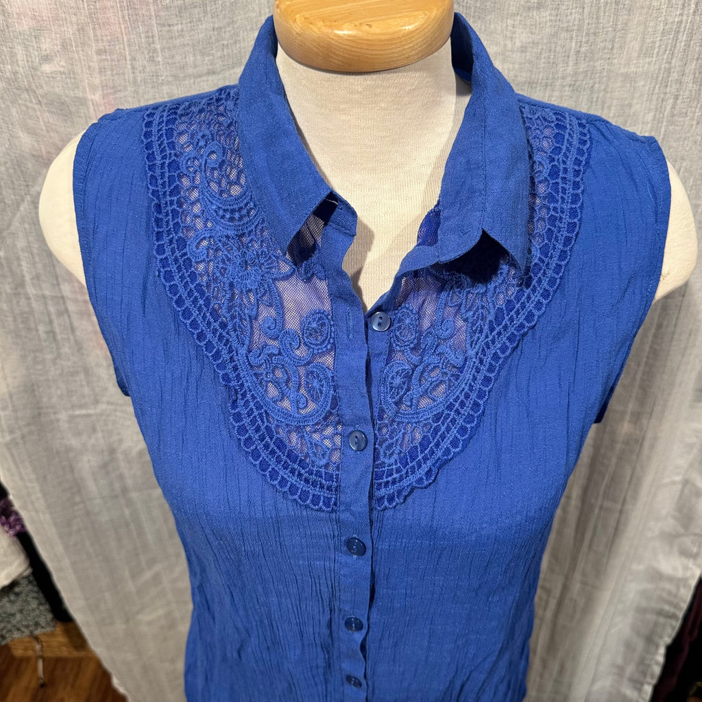 Size L Northern Reflections Rayon/Cotton/Poly Blent Sleeveless Button Up Blouse with Lace Detailing on the Chest