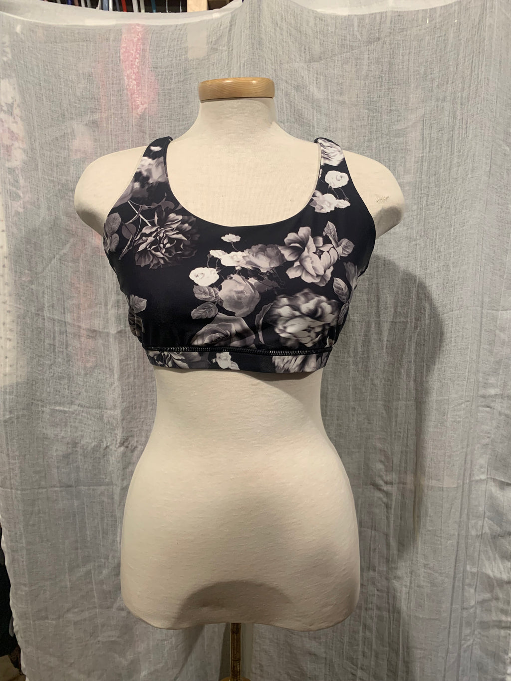 Size M Black and White Floral Print Crop Athletic Top