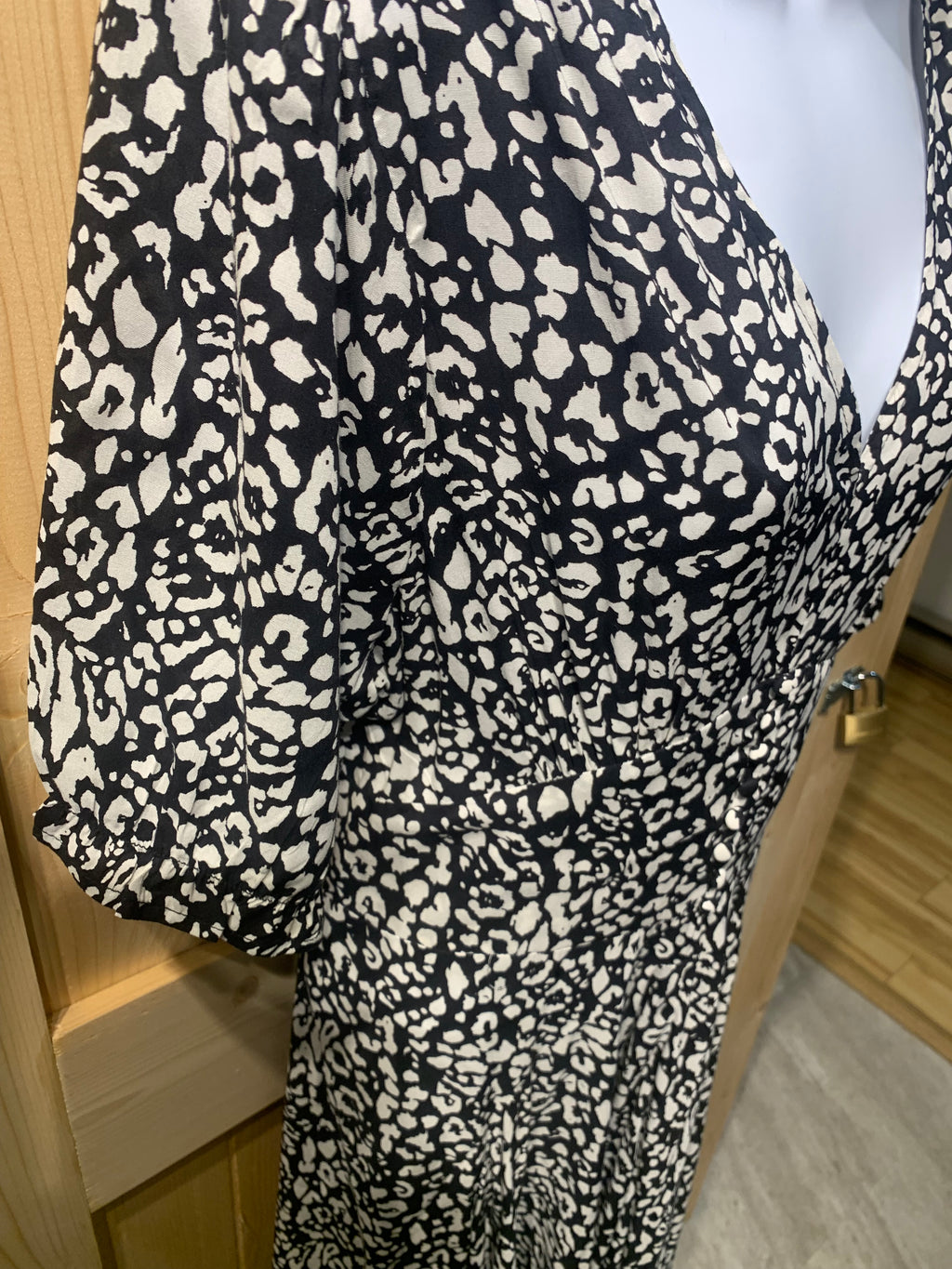 Brand New XL 100 % Rayon Carre Noir Black and White Print Dress