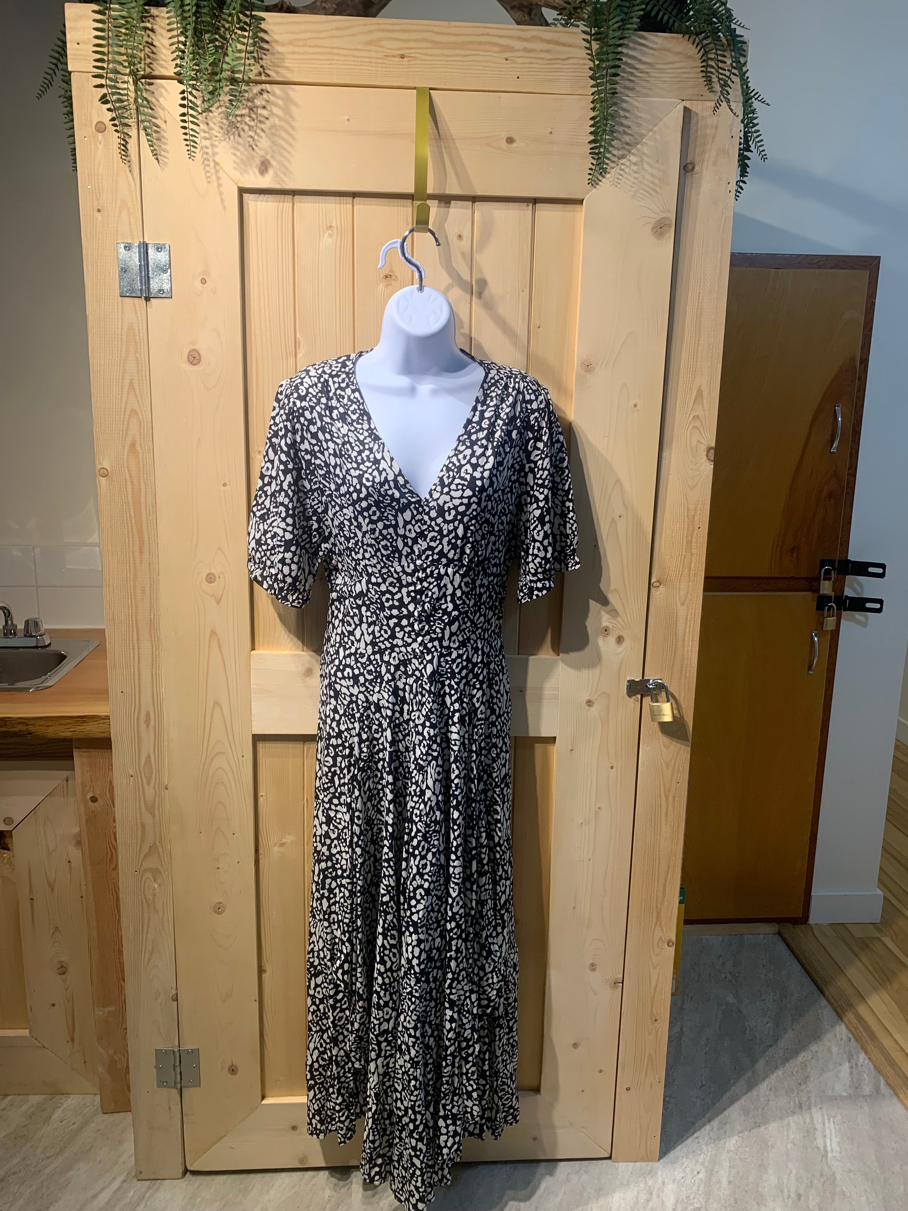 Brand New XL 100 % Rayon Carre Noir Black and White Print Dress
