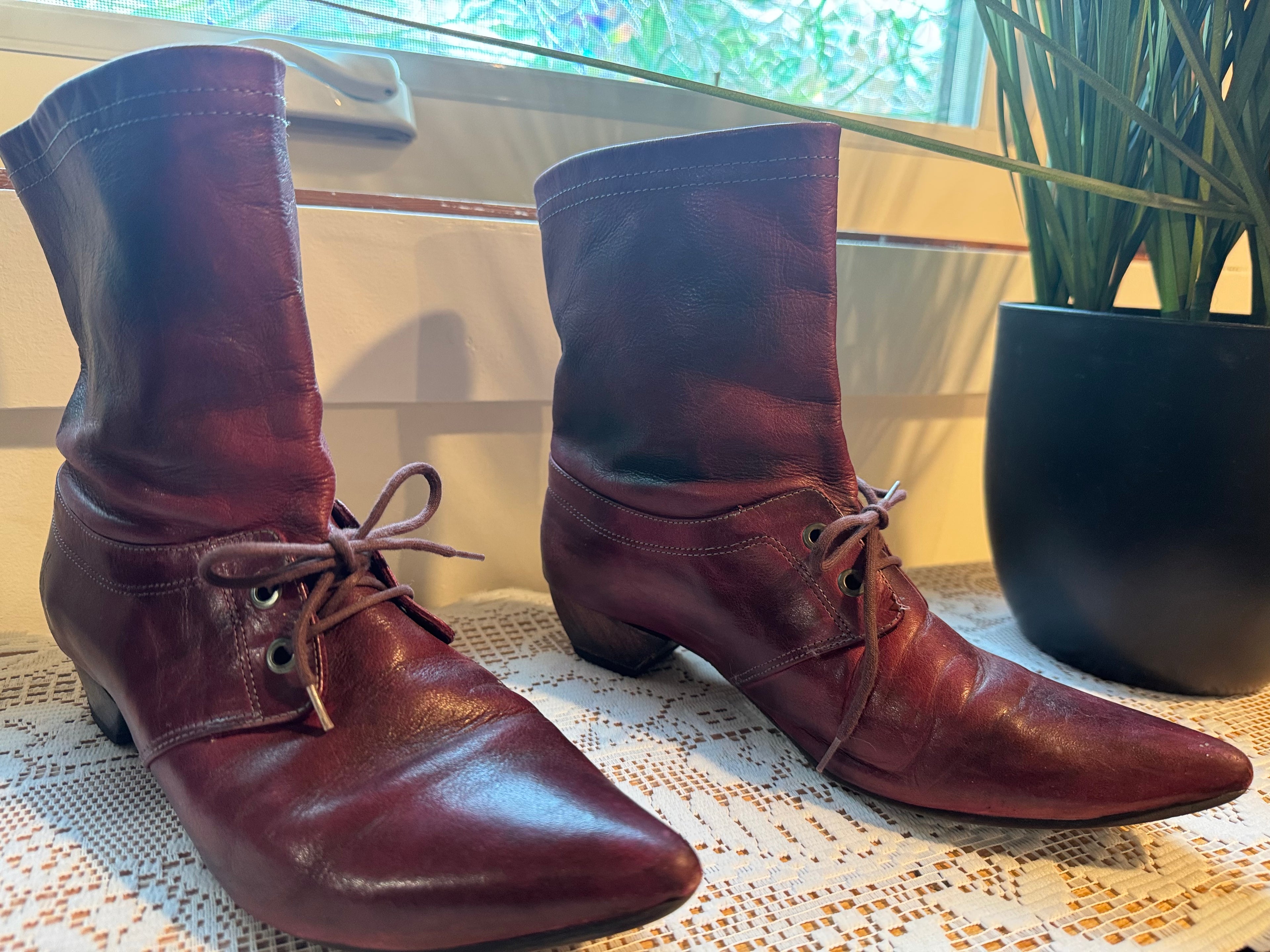 Size 8 Women's Rare Vintage Lace Up Fluevog Boots