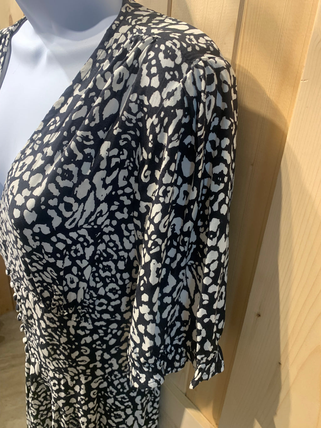 Brand New XL 100 % Rayon Carre Noir Black and White Print Dress