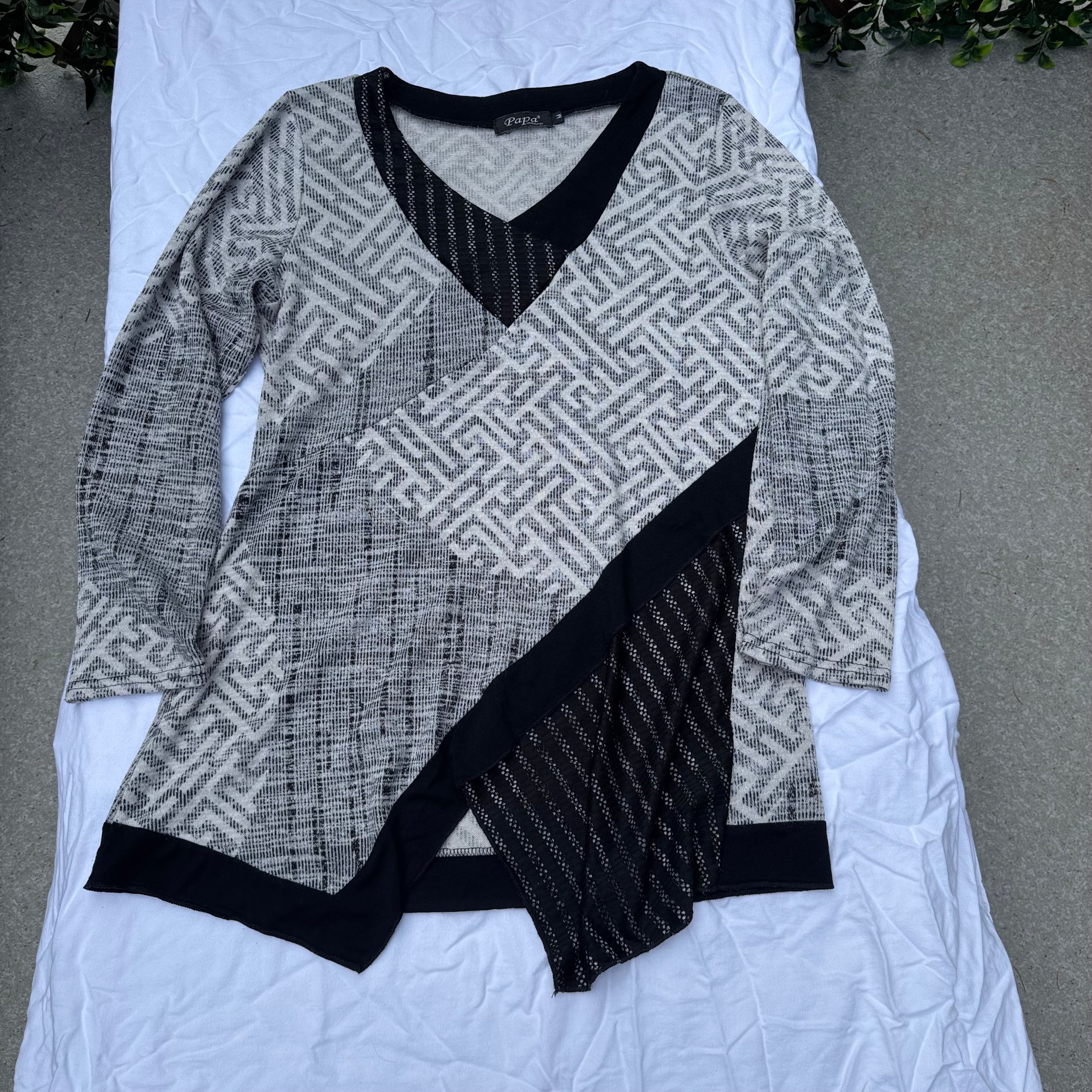 Size M Papa Vancouver Lagenlook V-Neck Sweater