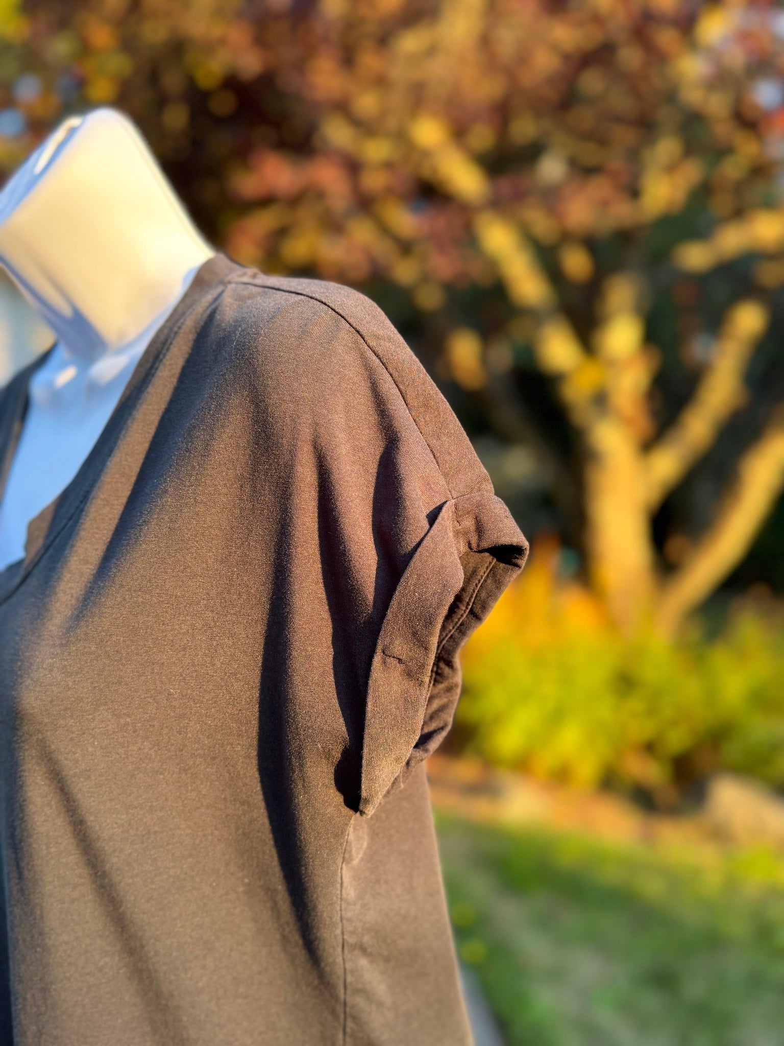 BANANA REPUBLIC V-neck short sleeve shirt- Consigned with VARDO Vintage & Valuables vvvardo.ca