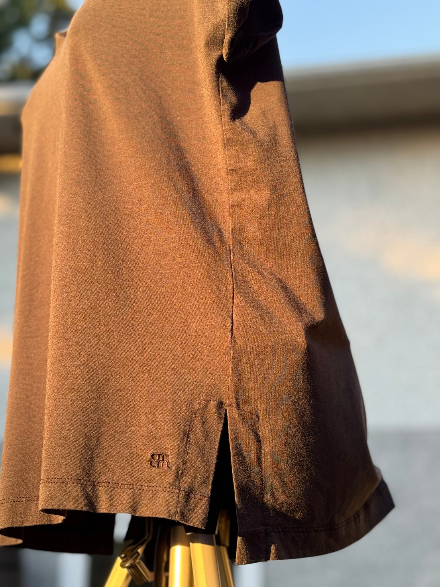 BANANA REPUBLIC V-neck short sleeve shirt- Consigned with VARDO Vintage & Valuables vvvardo.ca