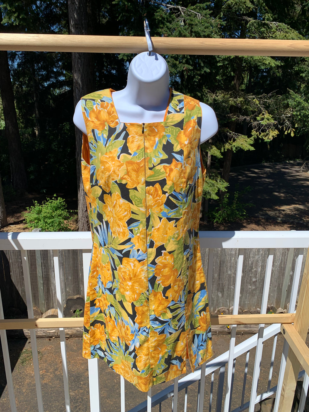 Crafty sleeveless zipper dress
