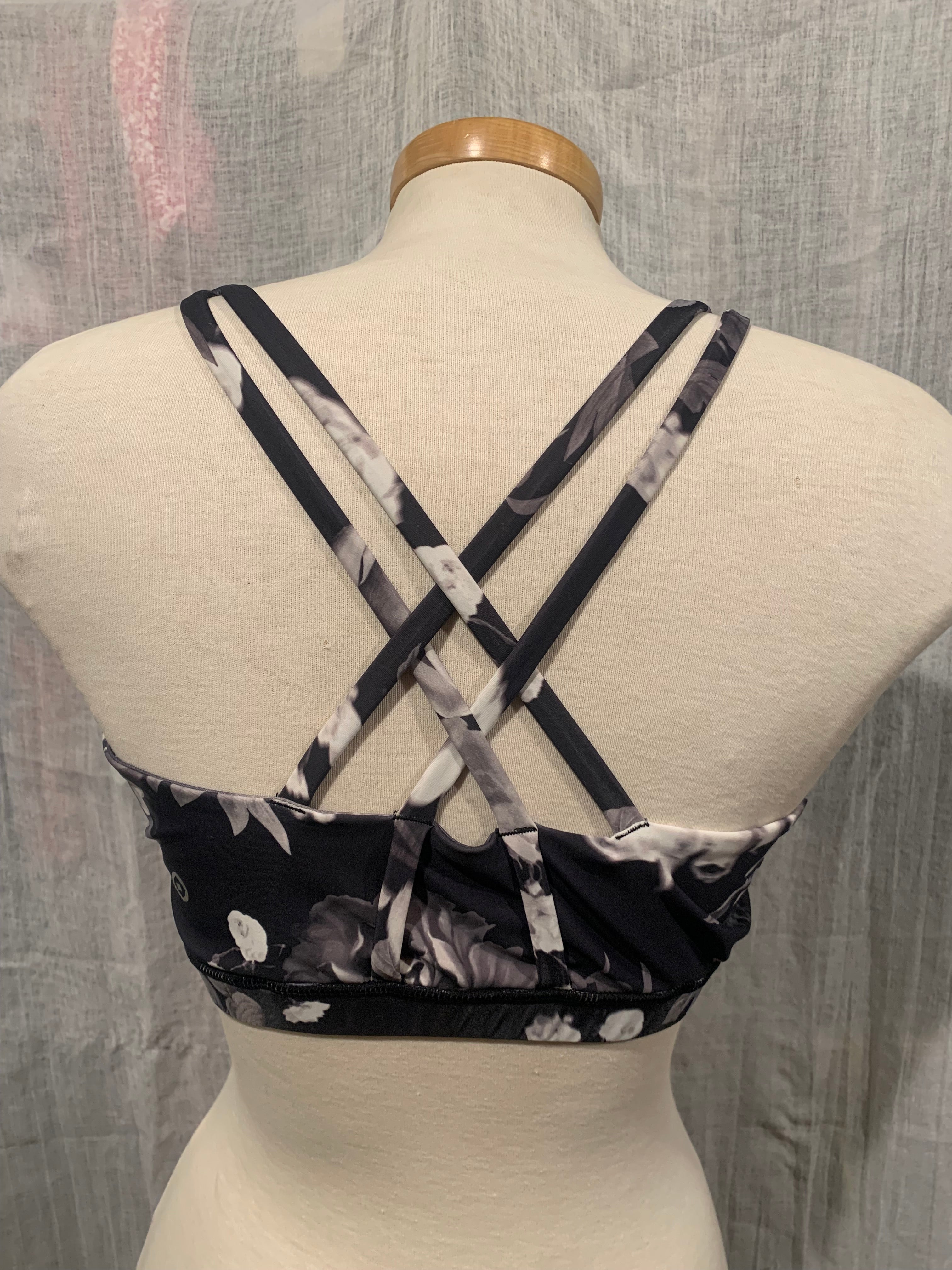 Size M Black and White Floral Print Crop Athletic Top