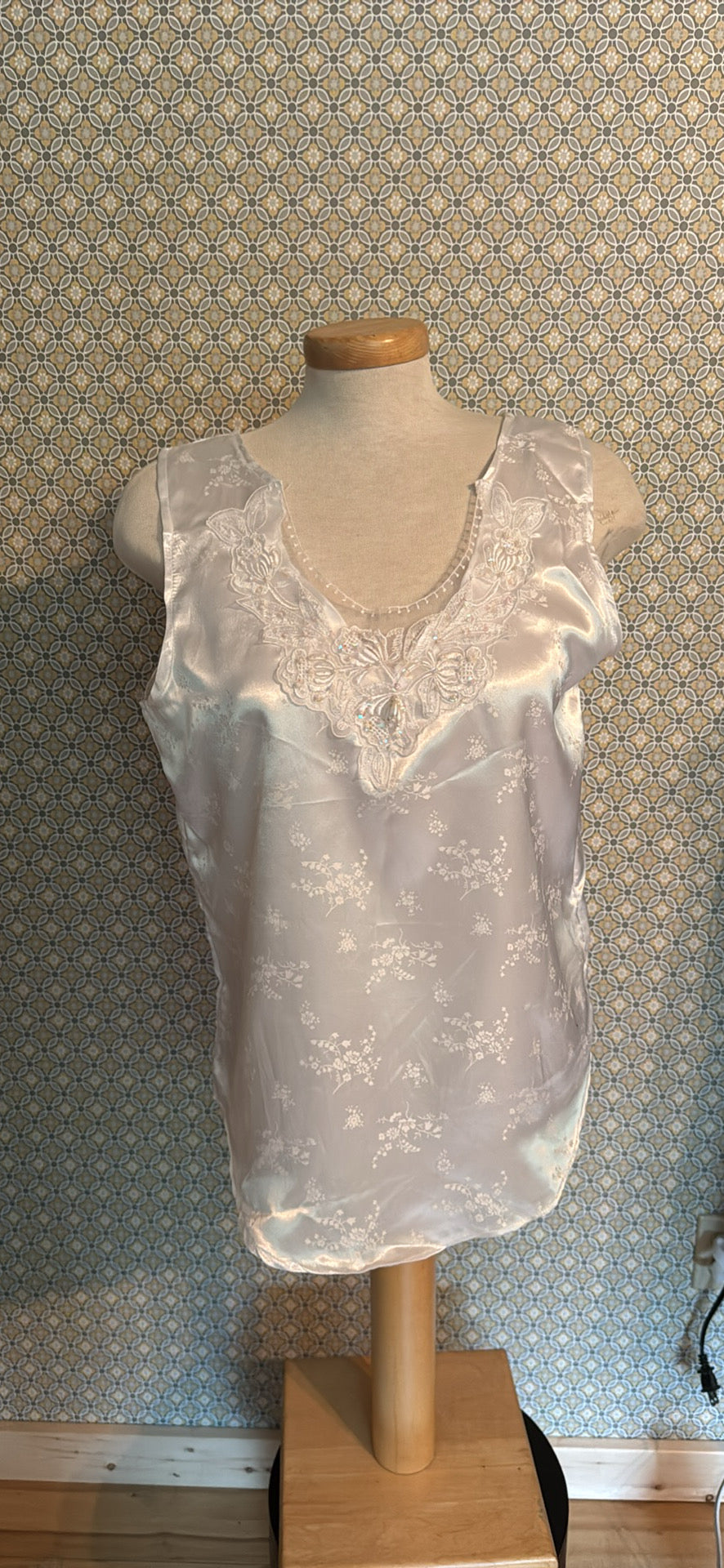 Size L Silky Floral Pattern Lace Neckline Sleeveless Blouse