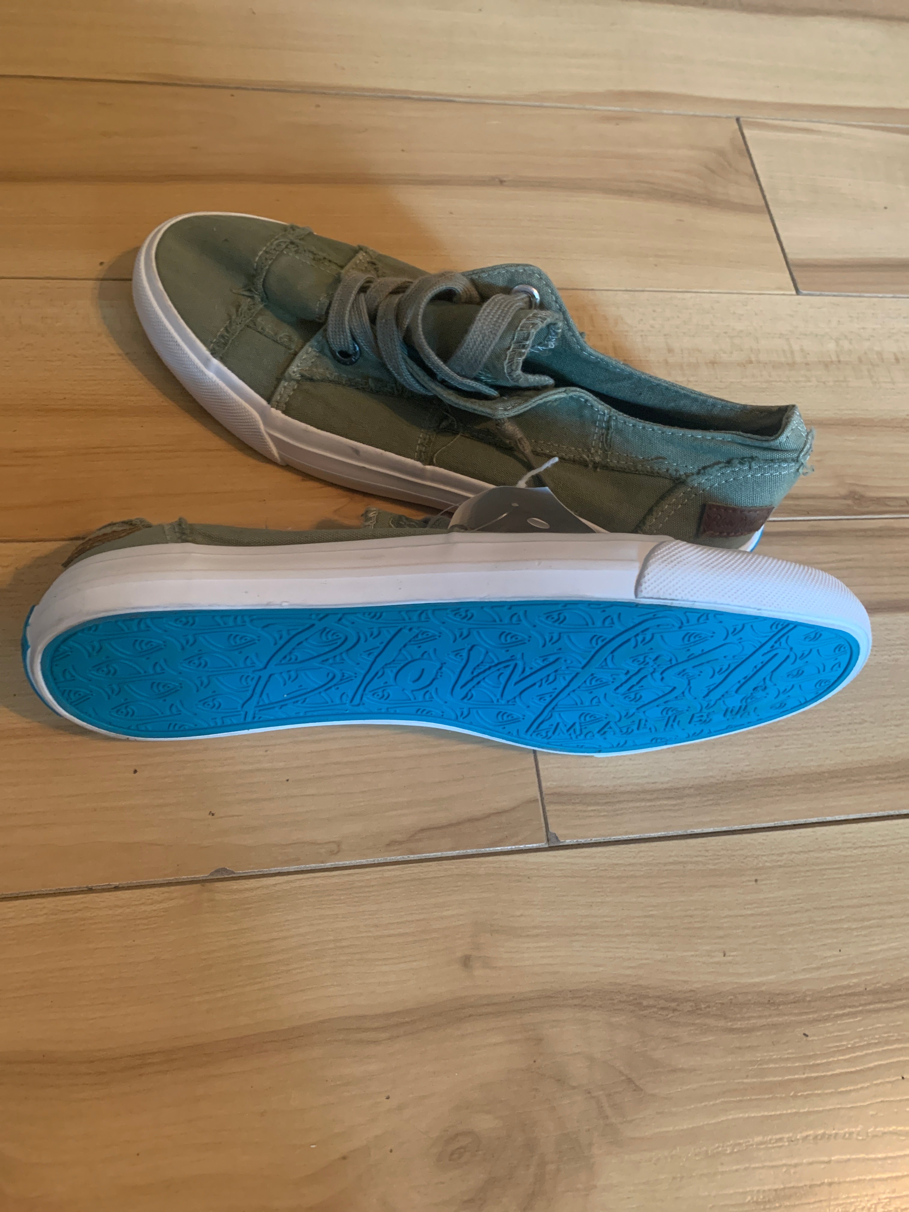 Size 8.5 Women's Blowfish Green Casual Canvass Sneakers