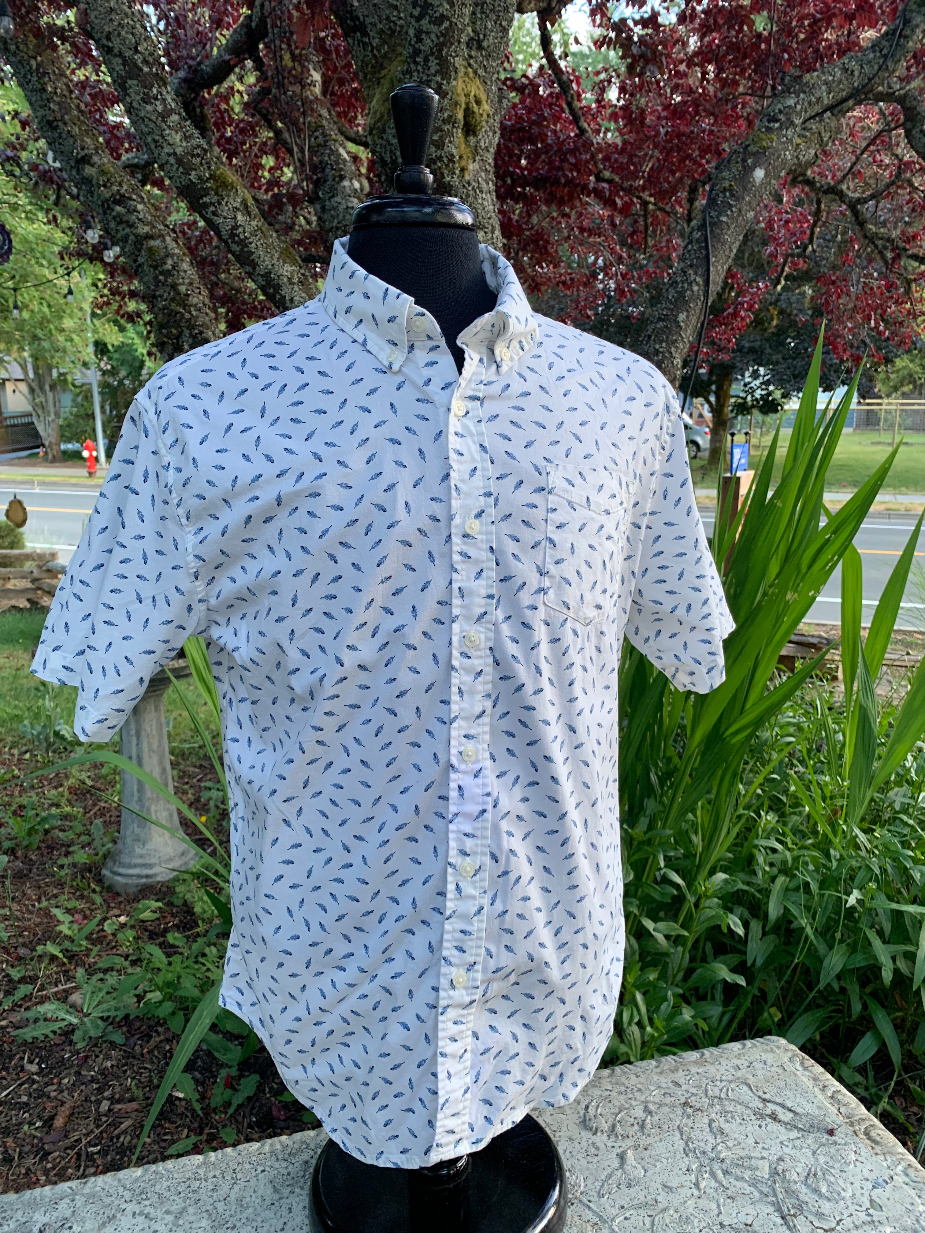 Size L Jachs New York Short Sleeve Button Up Feather Design Shirt