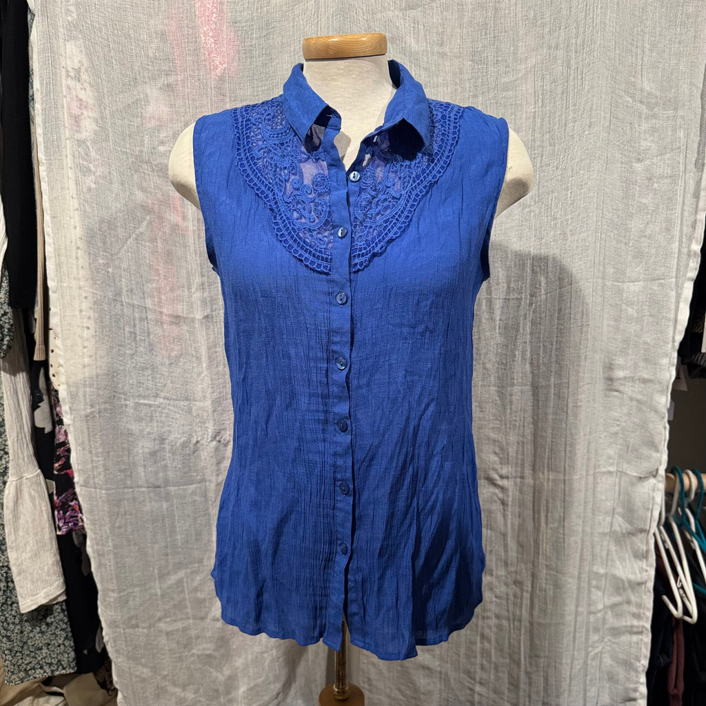 Size L Northern Reflections Rayon/Cotton/Poly Blent Sleeveless Button Up Blouse with Lace Detailing on the Chest