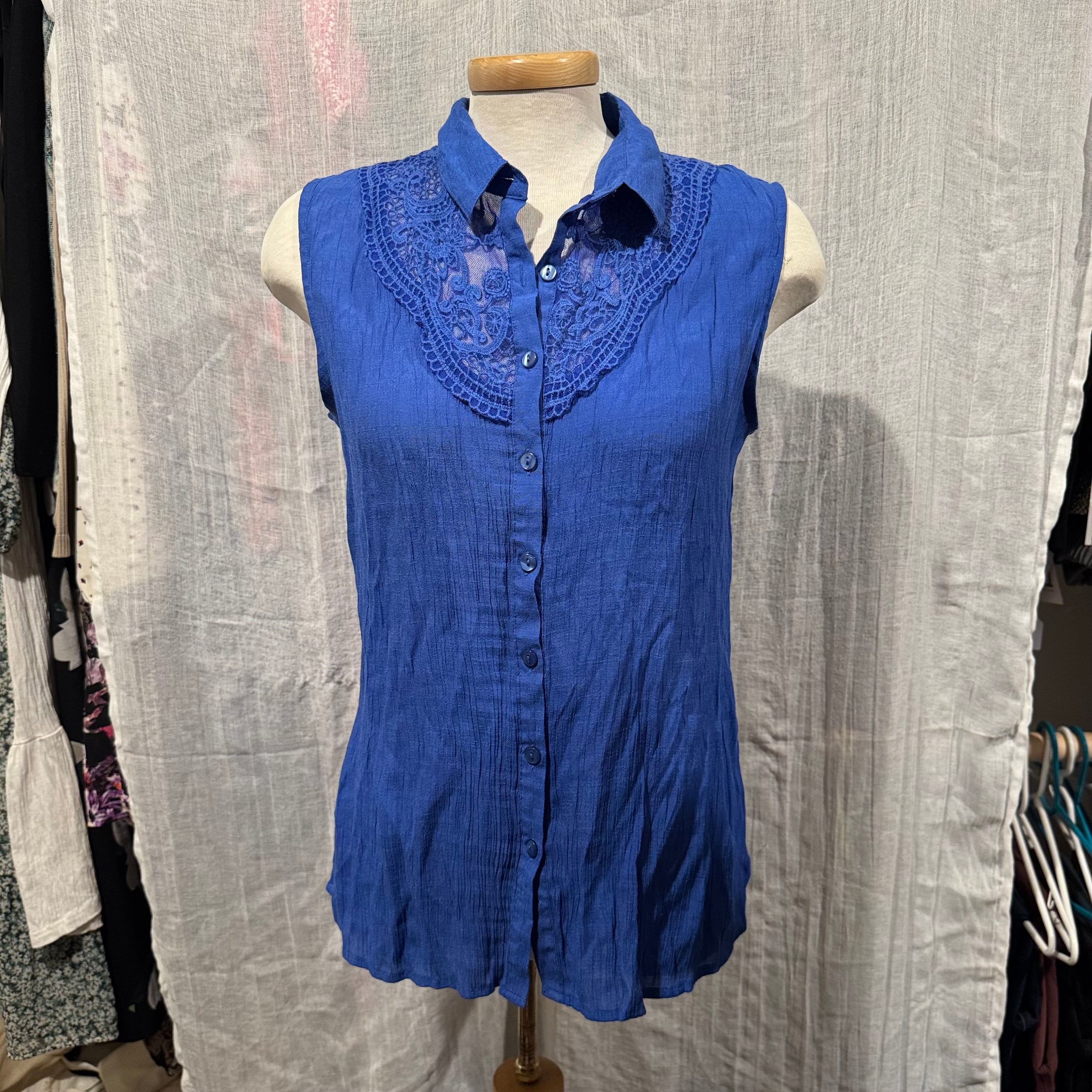 Size L Northern Reflections Rayon/Cotton/Poly Blent Sleeveless Button Up Blouse with Lace Detailing on the Chest