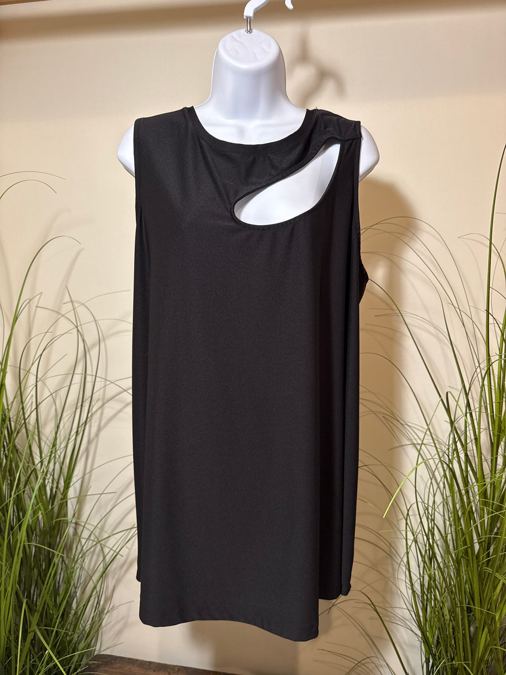 Love & Legend sleeveless 3X top- cut out