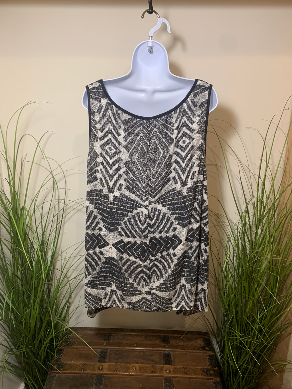 Size Plus 22 Reitmans Bohemian Geometric Design Sleeveless Blouse