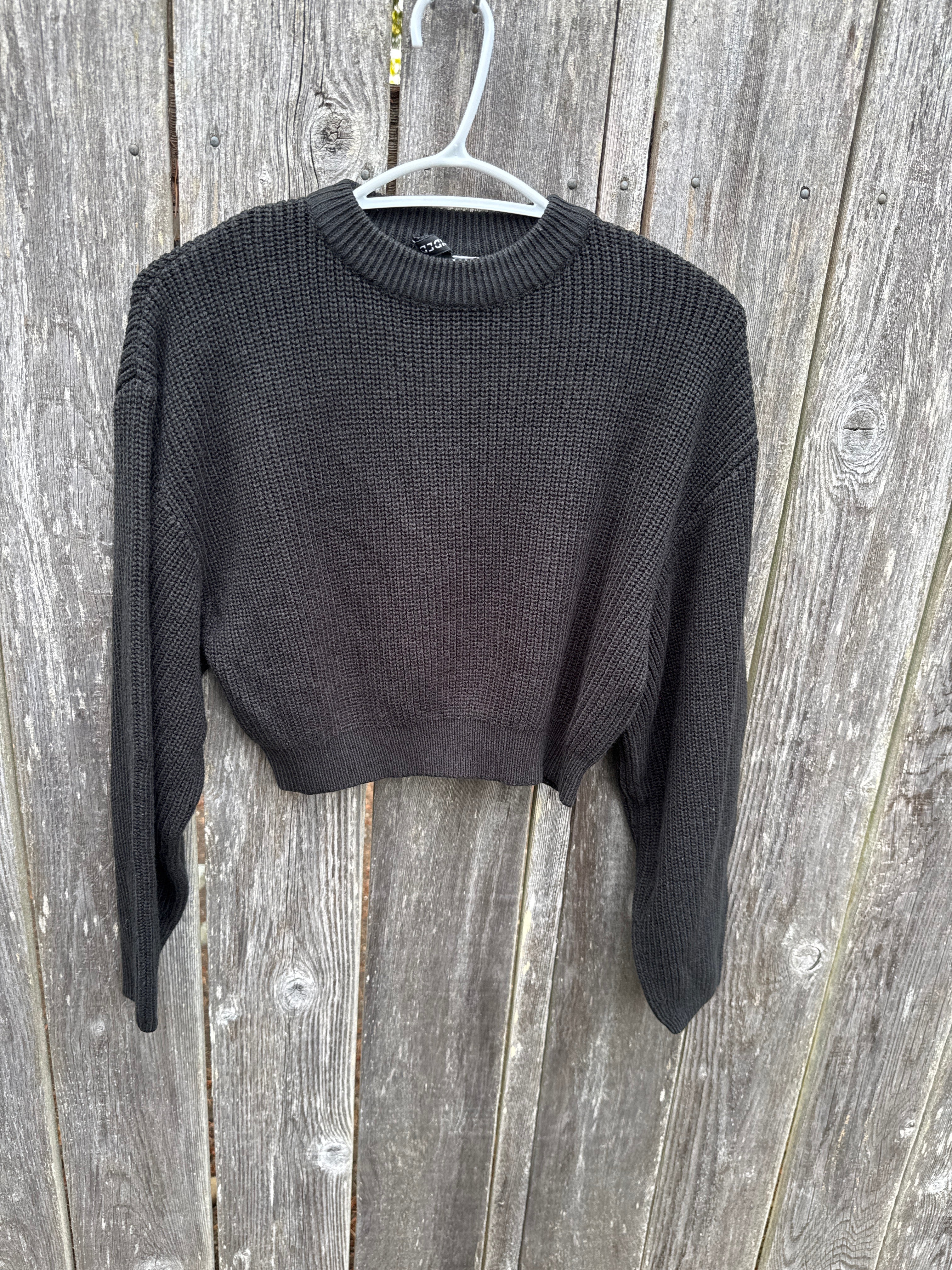 Size extra small H&M divided long sleeve crop black knit sweater