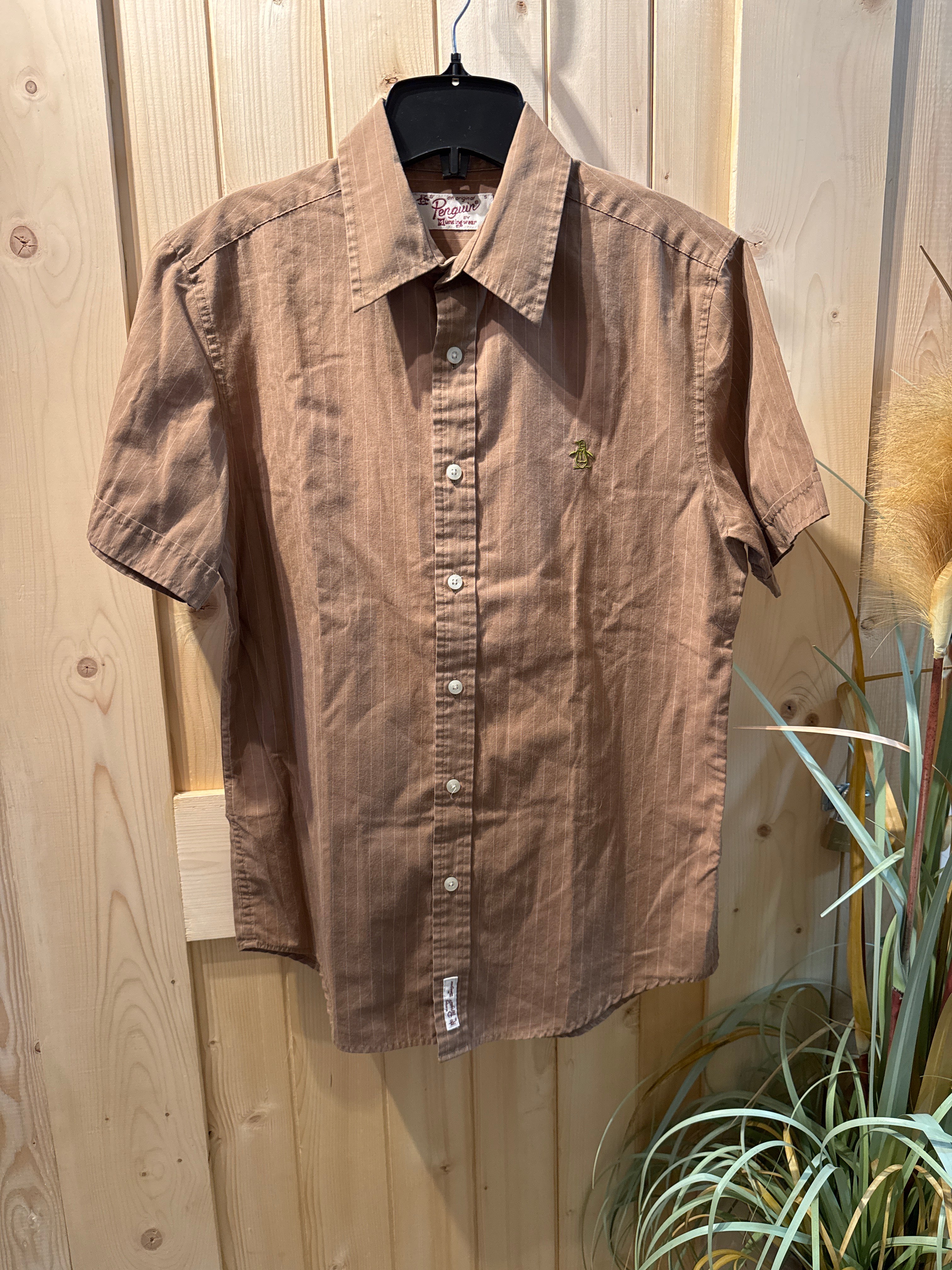 90's Vintage- an original Penguin by Munsingwear- Shortsleeved Shirt VARDO Vintage & Valuables 90's Vintage- an original Penguin by Munsingwear- Shortsleeved Shirt VARDO Vintage & Valuables