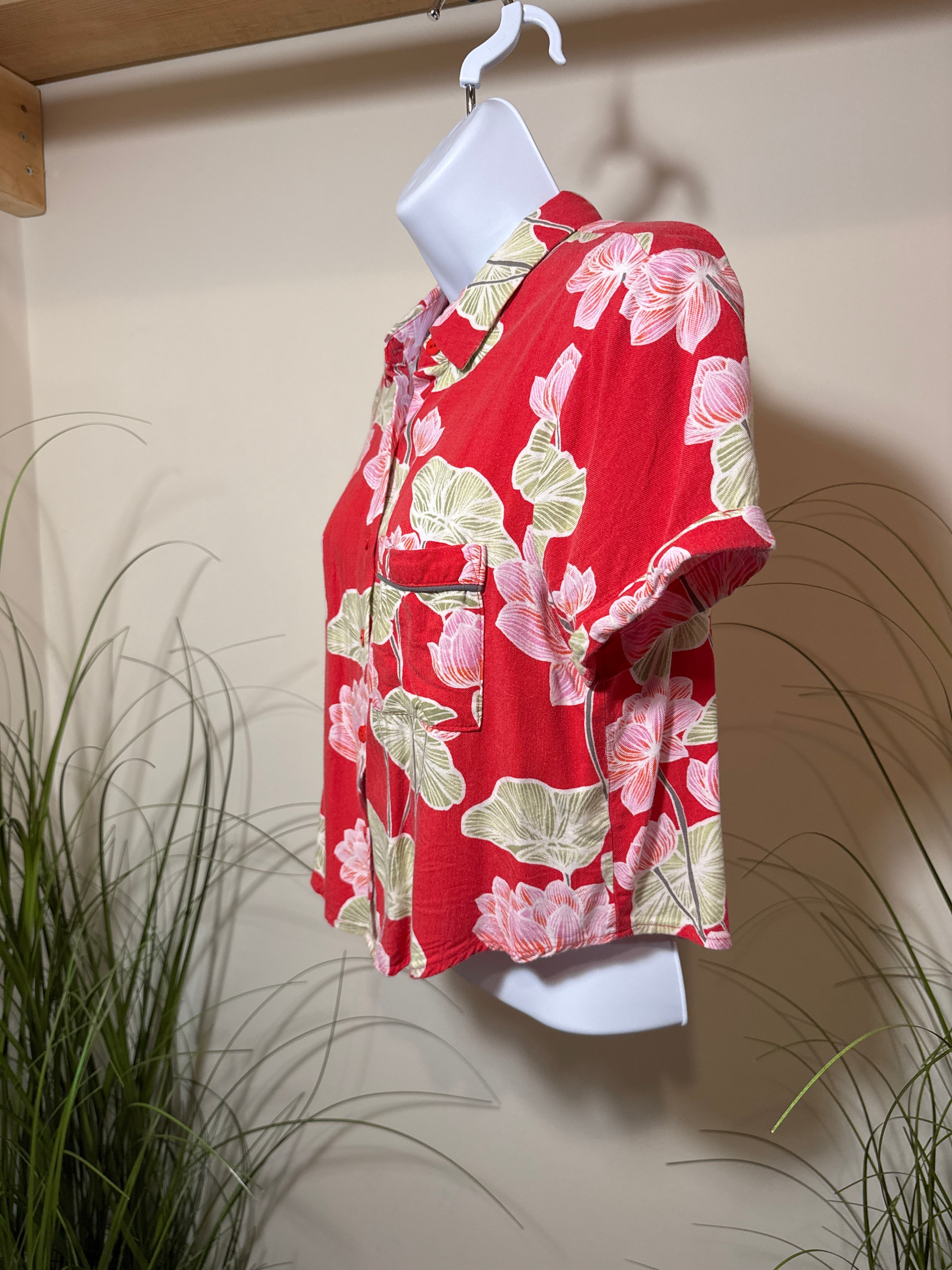 Forever 21 Cropped Short Sleeve Button Up Top