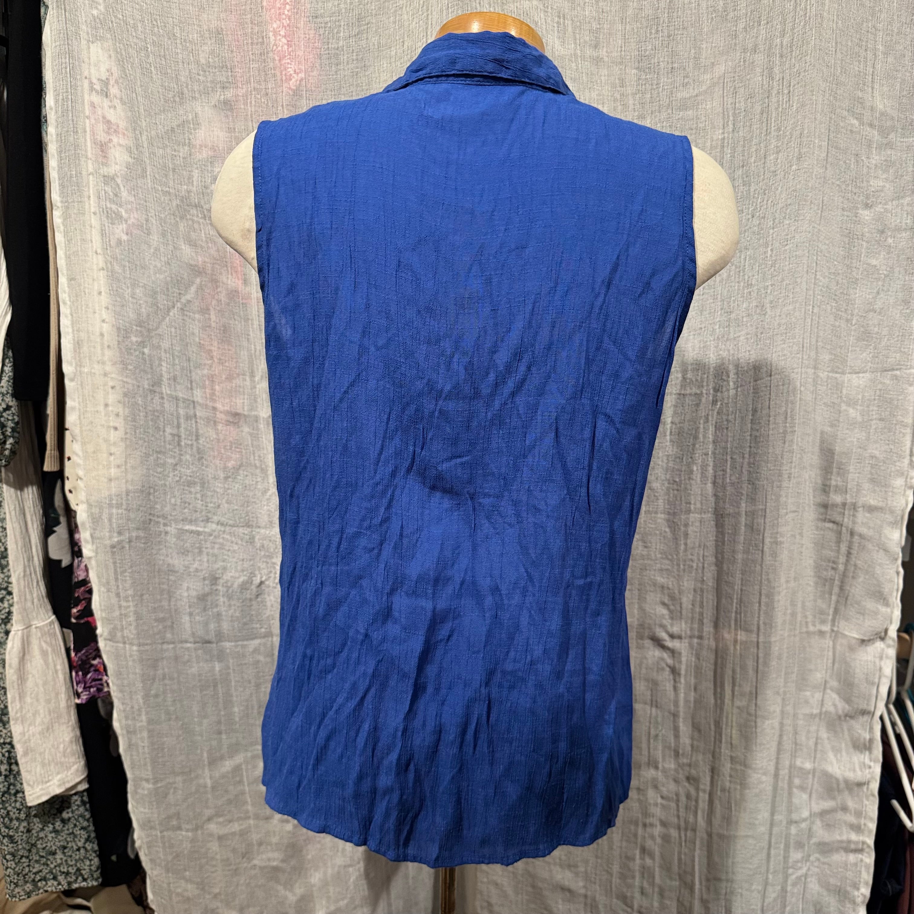 Size L Northern Reflections Rayon/Cotton/Poly Blent Sleeveless Button Up Blouse with Lace Detailing on the Chest