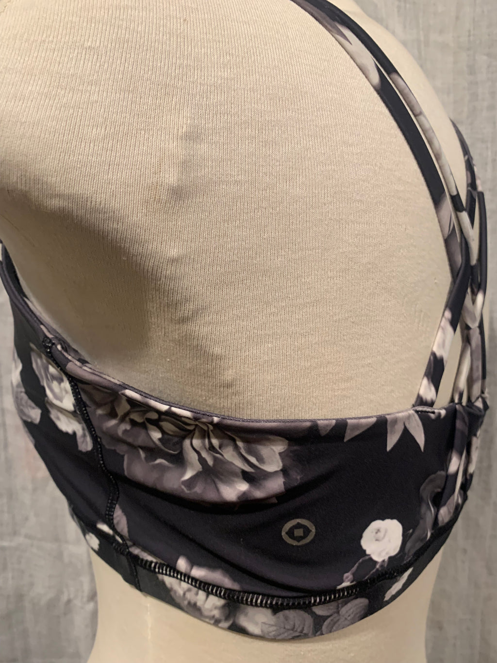 Size M Black and White Floral Print Crop Athletic Top