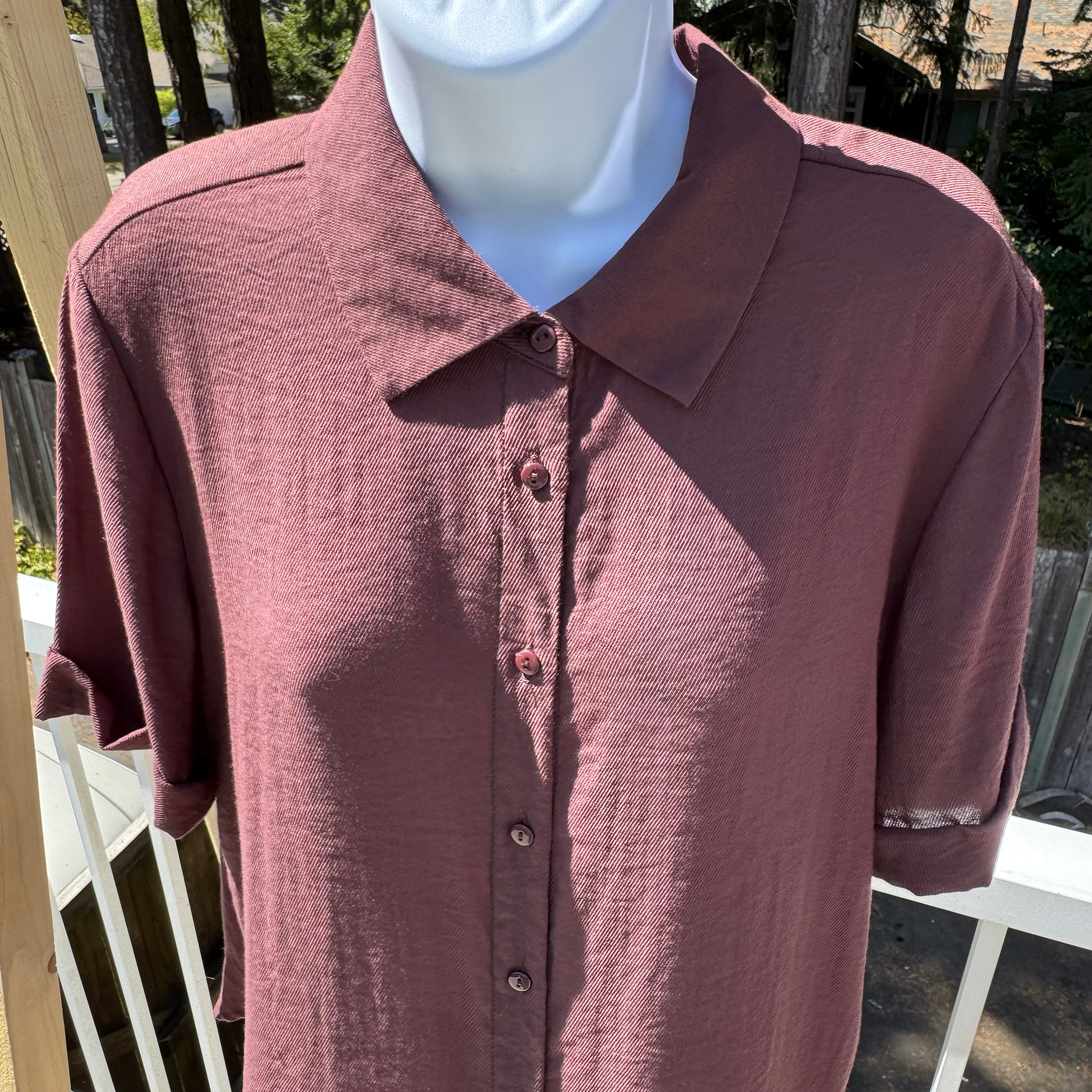 Size M Kismet Short Sleeve Rayon Blend Button Up Women's Shirt