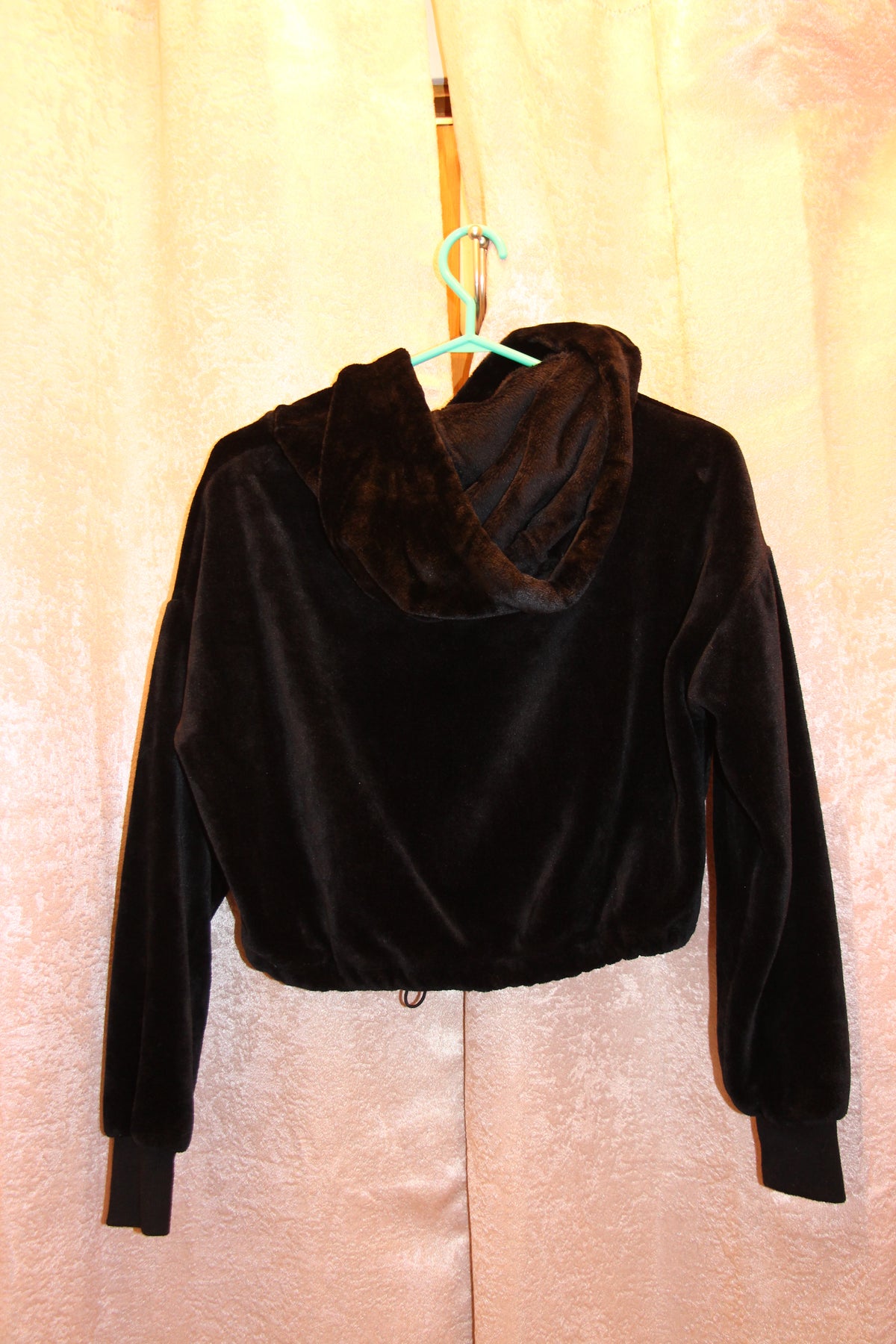 Back view of a Size S Sommer Ray Hooded Fleece Long Sleeve Drawstring Crop Top on consignment. 
