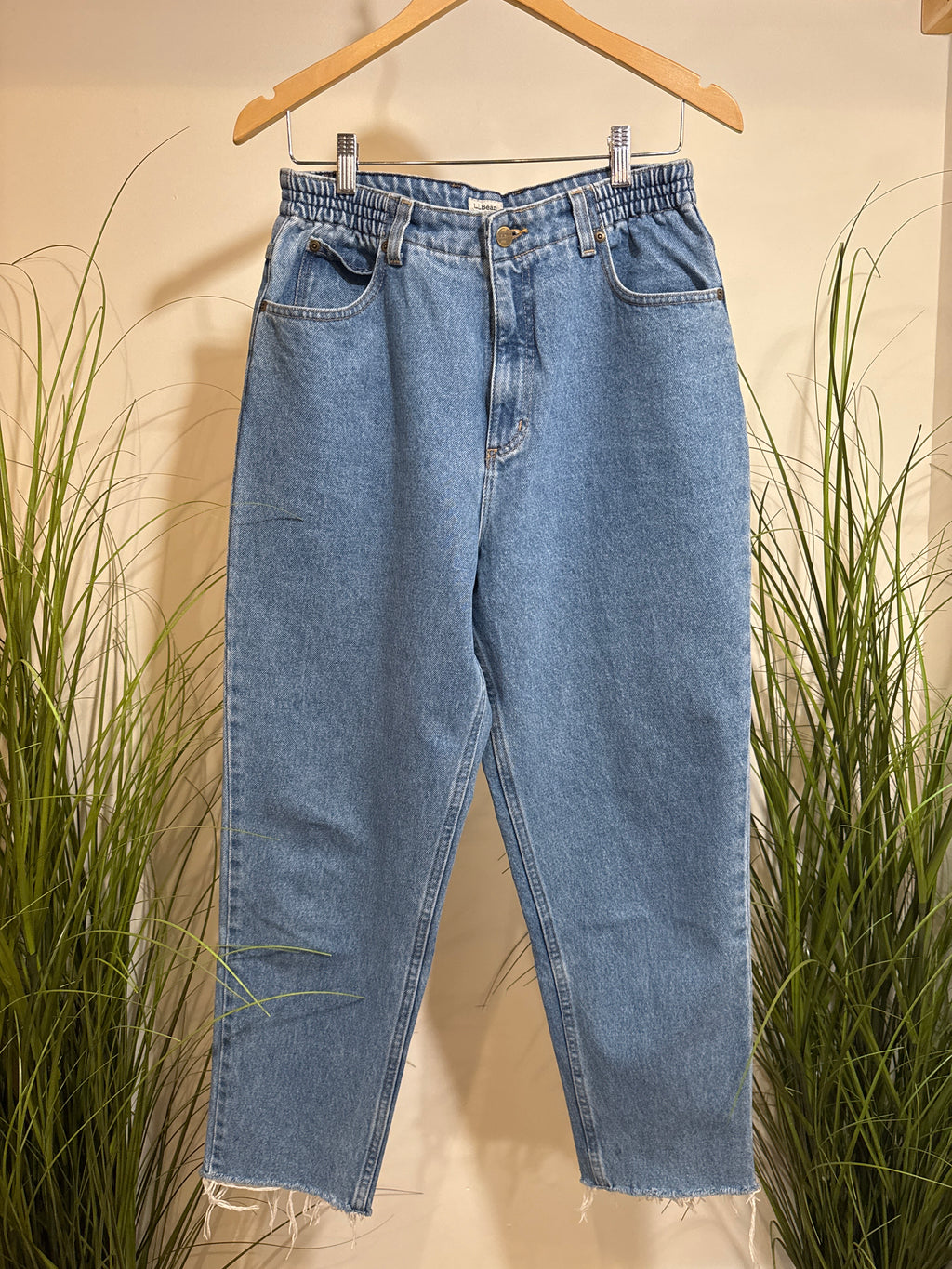 90’s/Y2K L.L.Bean popular "Original Fit/Relaxed" fit jeans with partial elastic waistbands.