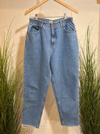 90’s/Y2K L.L.Bean popular "Original Fit/Relaxed" fit jeans with partial elastic waistbands.