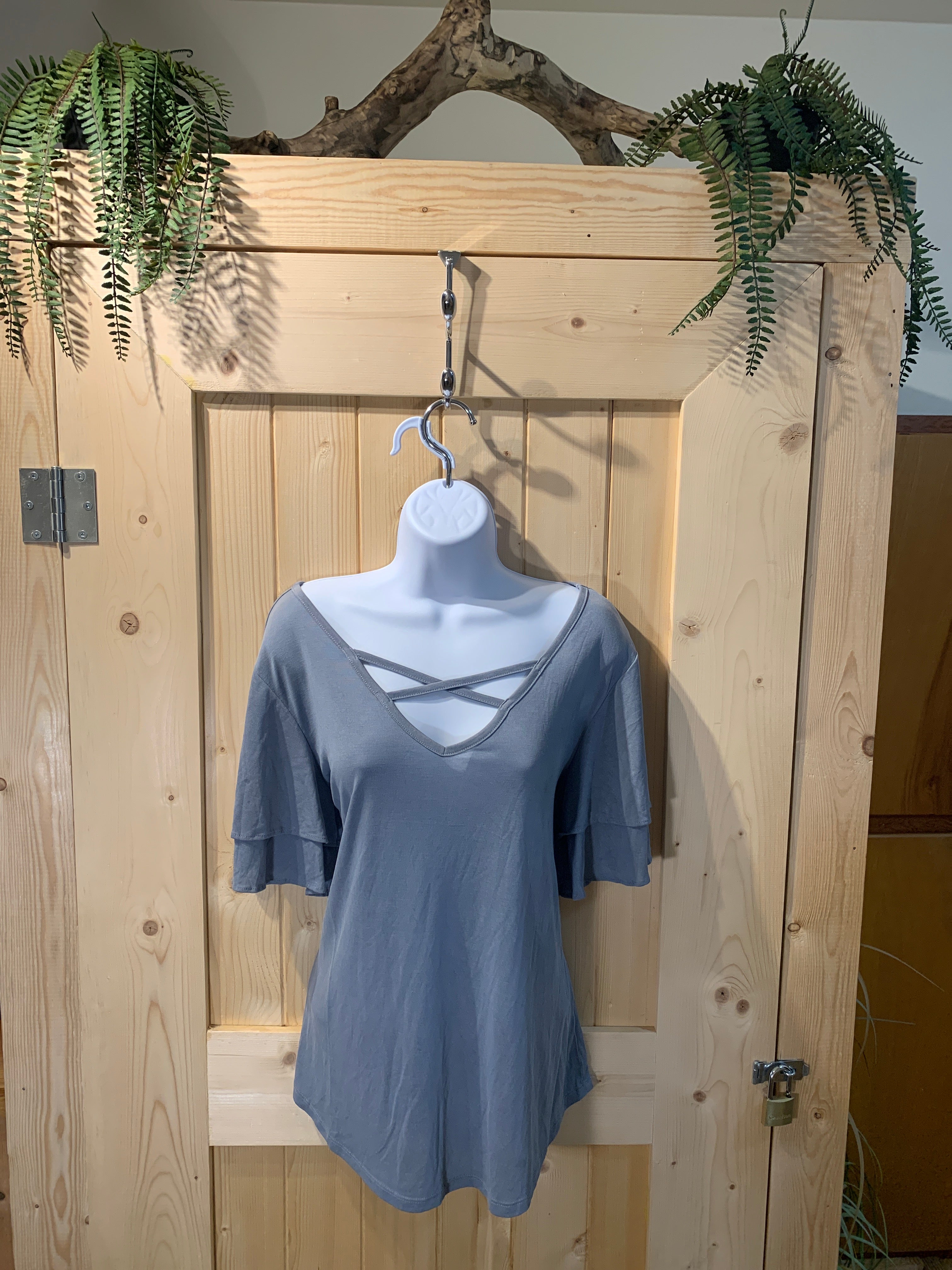 Size L 24/7 Maurices V-neck top with flowy short sleeves