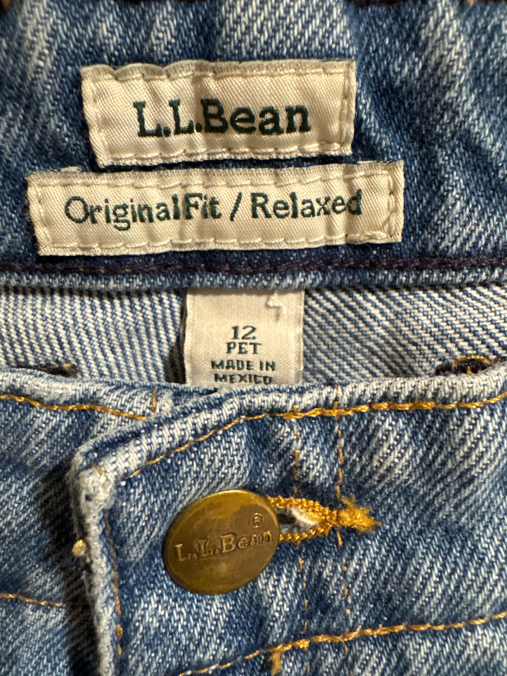 90’s/Y2K L.L.Bean popular "Original Fit/Relaxed" fit jeans with partial elastic waistbands.