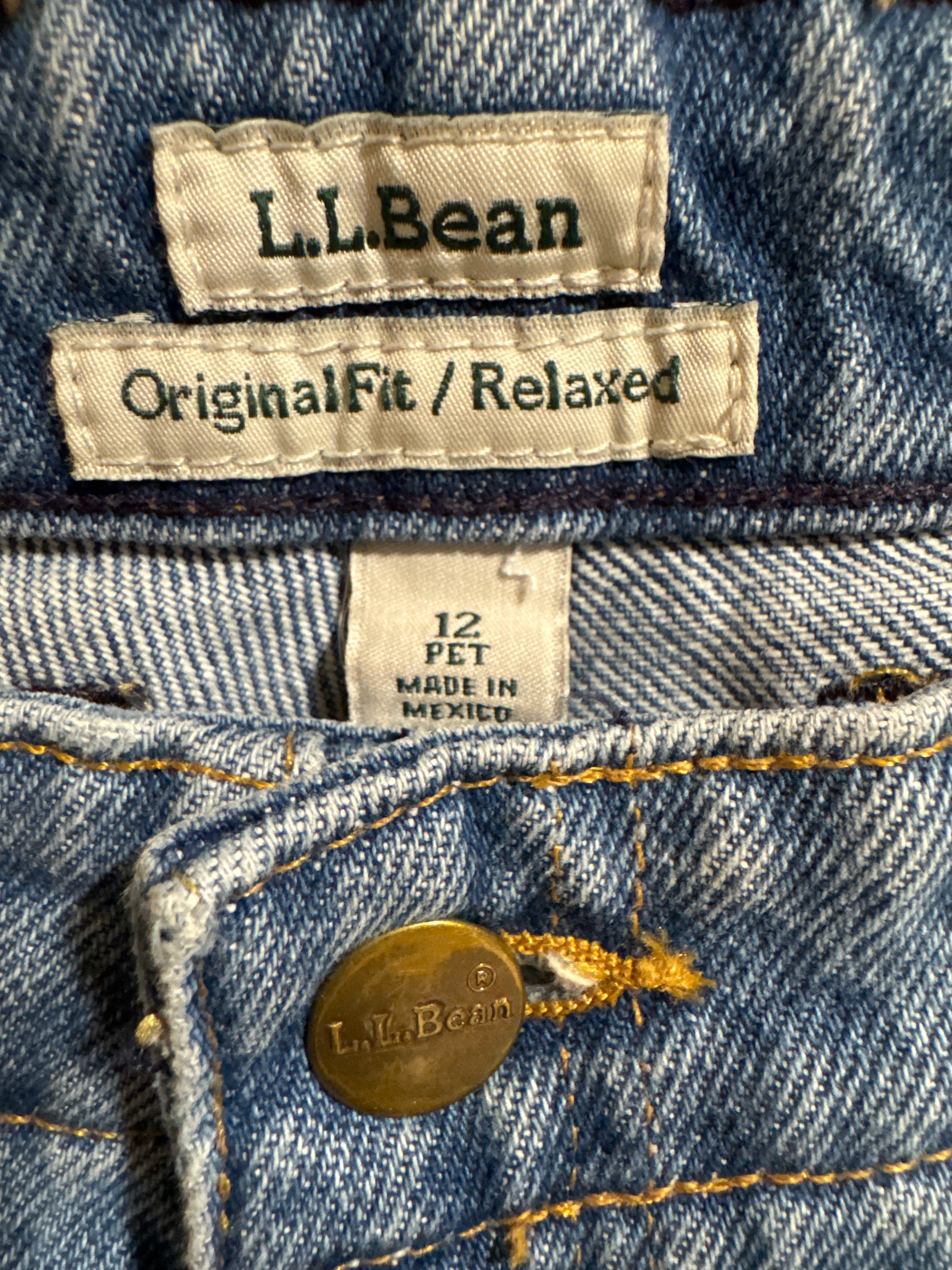 90’s/Y2K L.L.Bean popular "Original Fit/Relaxed" fit jeans with partial elastic waistbands.