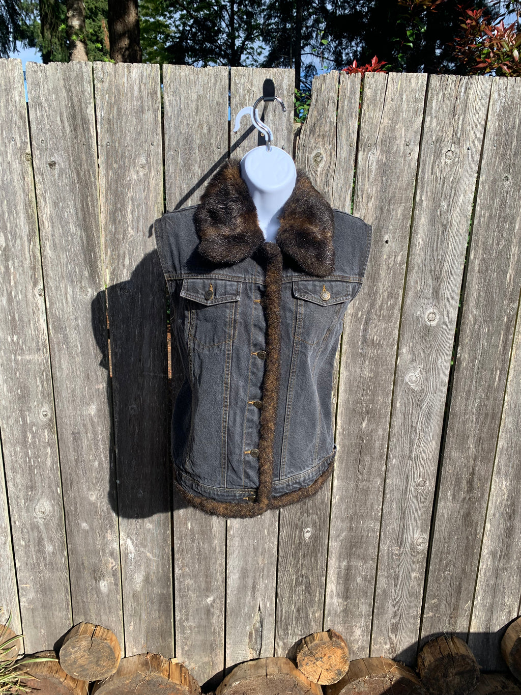 Size Large Women's St John's Bay Sleeveless Jean Jacket with Fur Accents