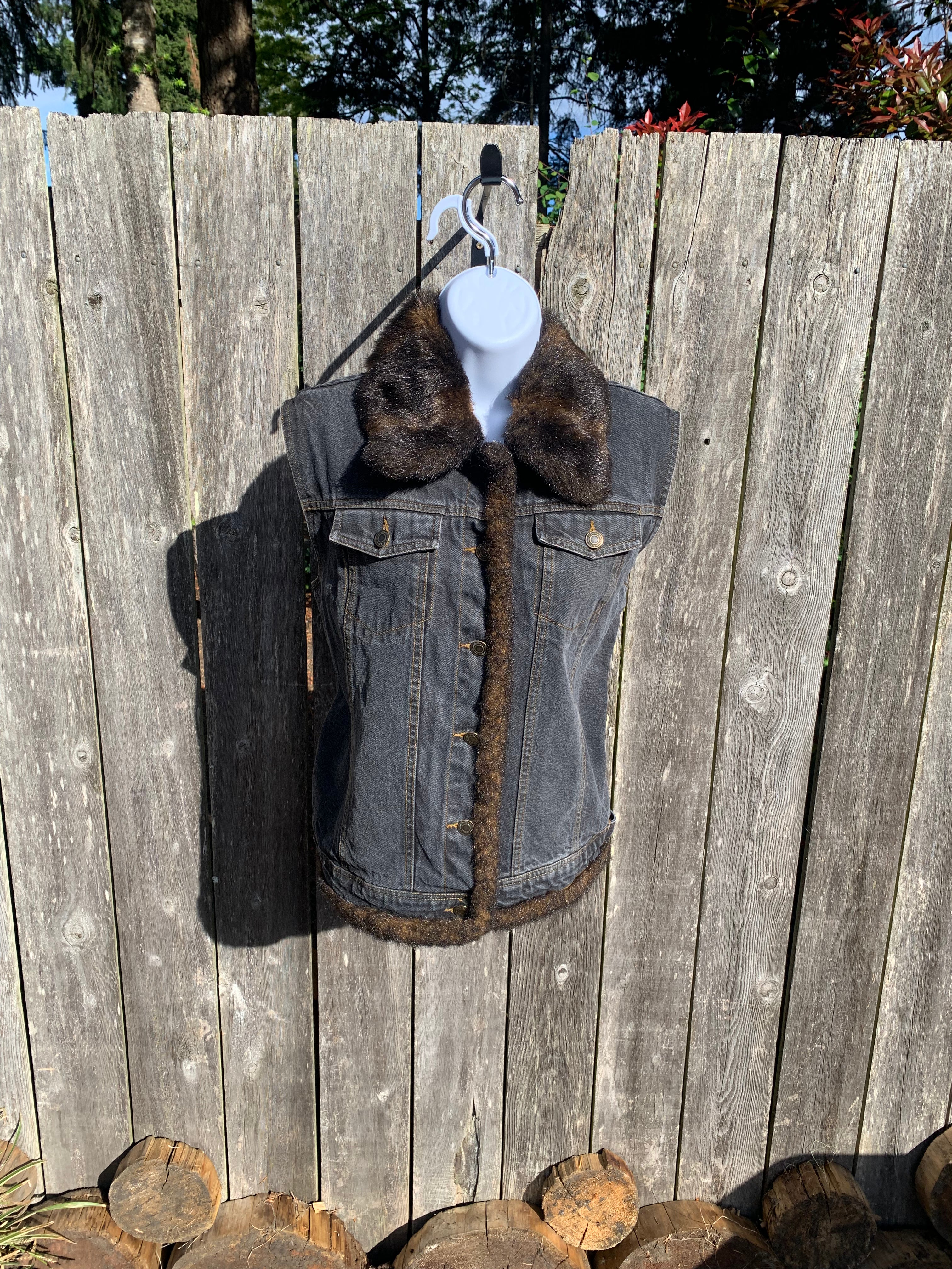 Size Large Women's St John's Bay Sleeveless Jean Jacket with Fur Accents