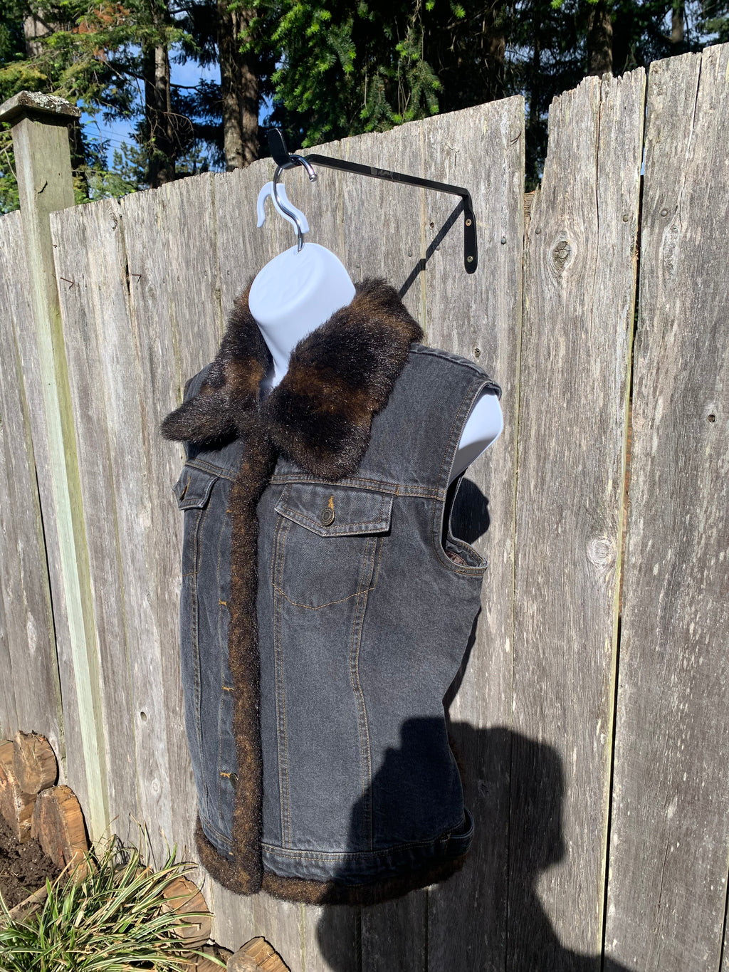 Size Large Women's St John's Bay Sleeveless Jean Jacket with Fur Accents