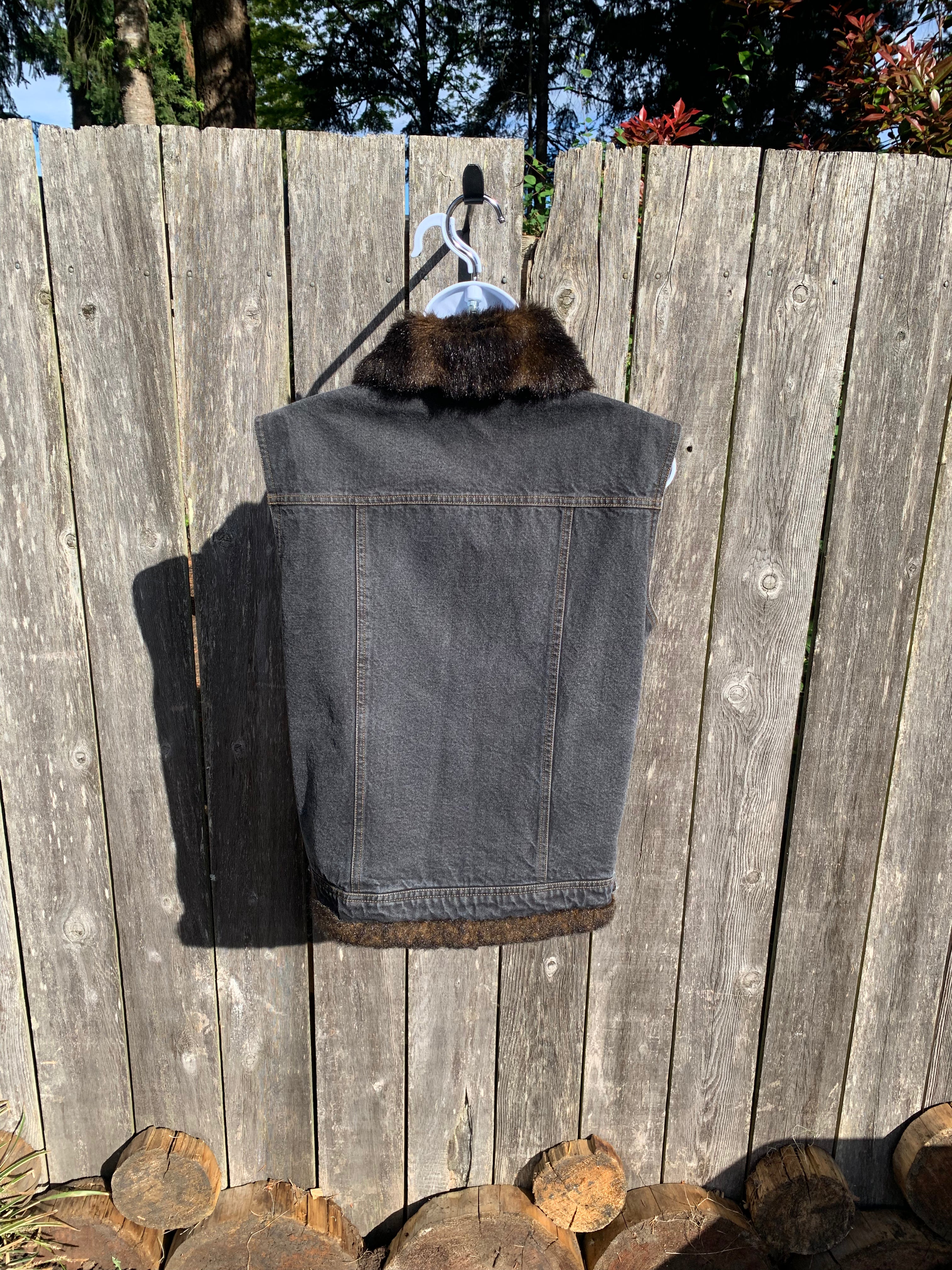 Size Large Women's St John's Bay Sleeveless Jean Jacket with Fur Accents