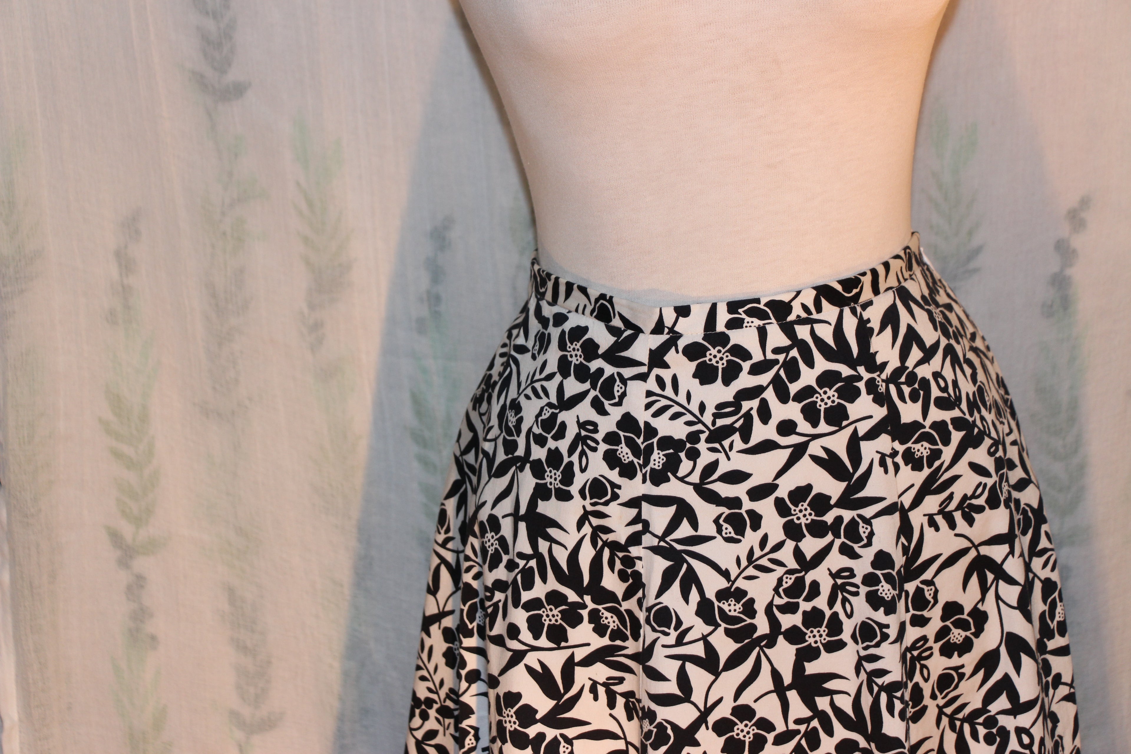Size 16 Hillard & Hanson black & white floral skirt