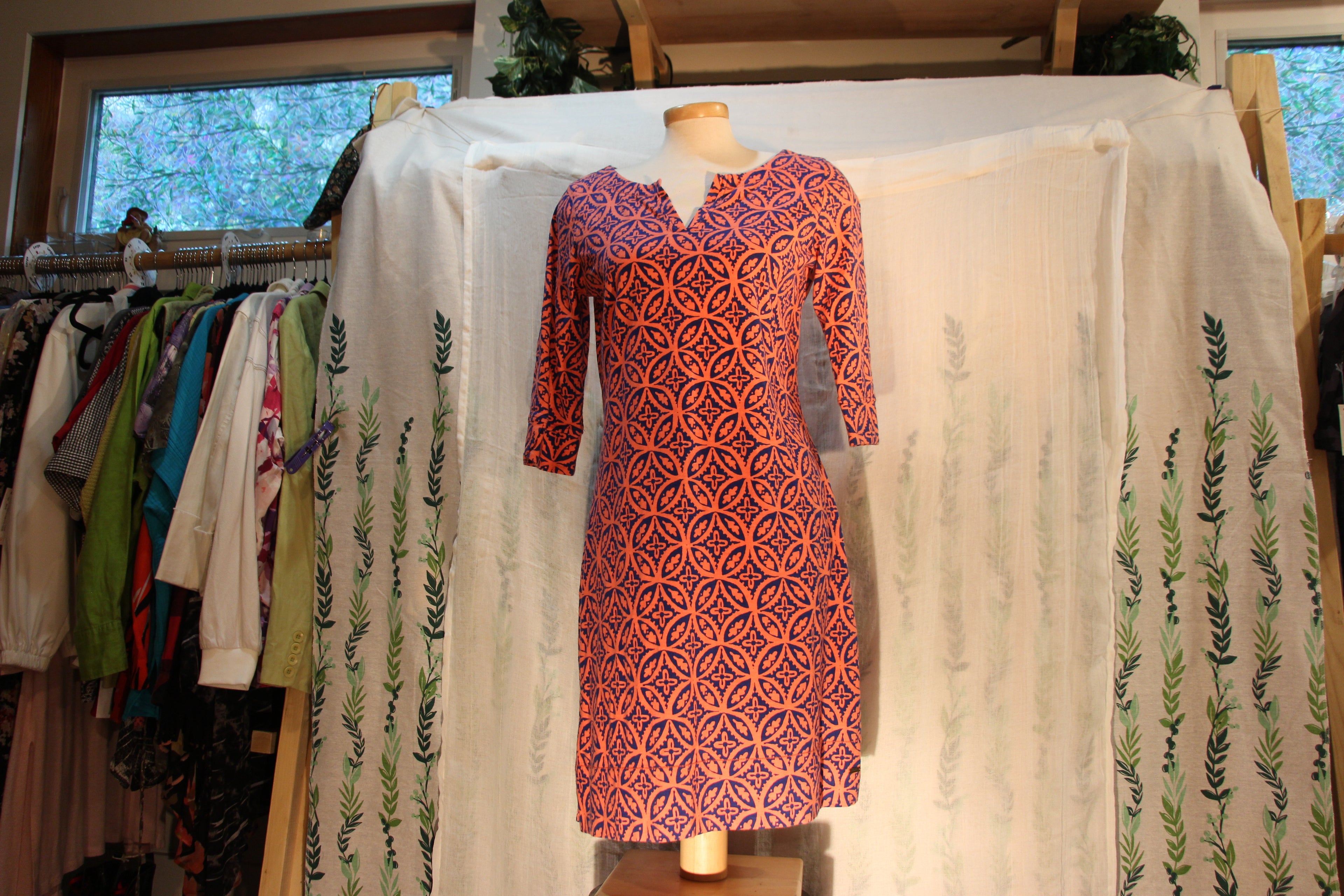 Size Large vibrant patterned tunic dress by Hatley