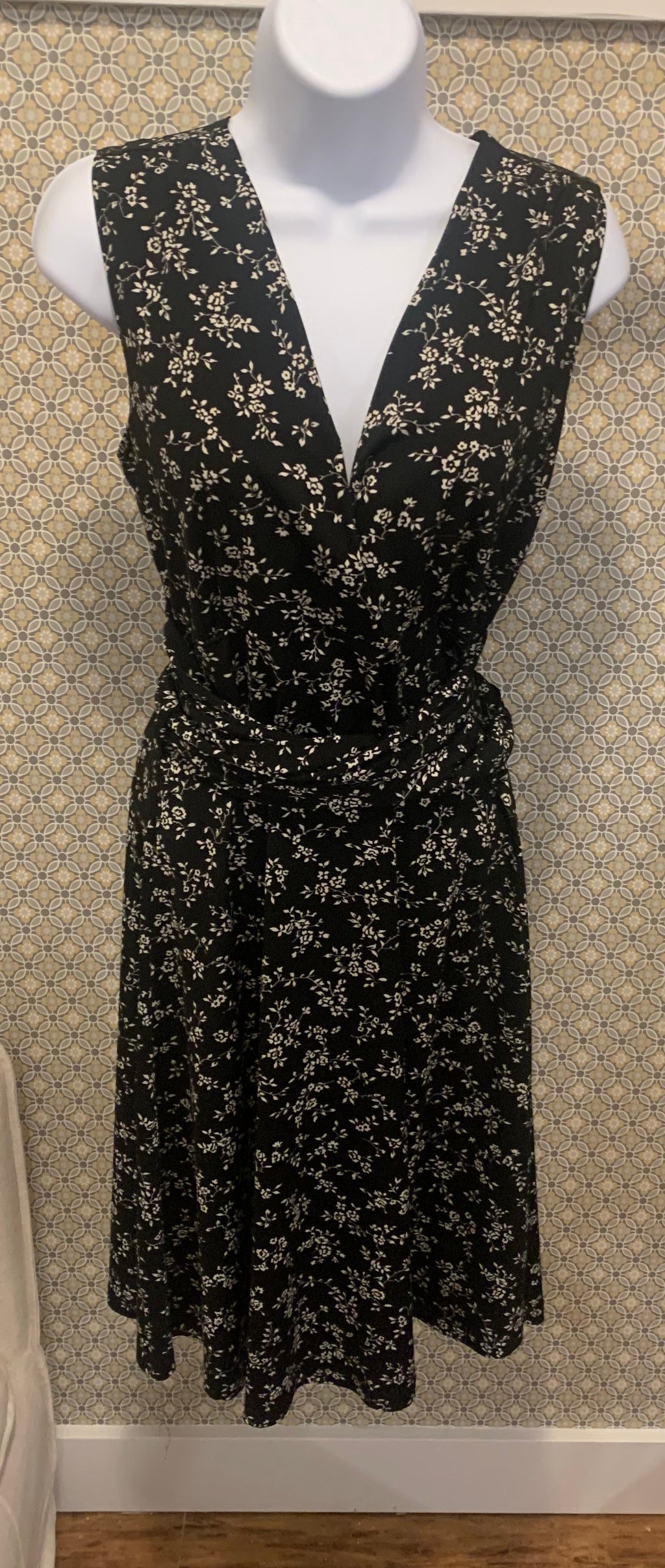 GILMOUR sleeveless V-neck Dress - Consigned with VARDO Vintage & Valuables vvvardo.ca