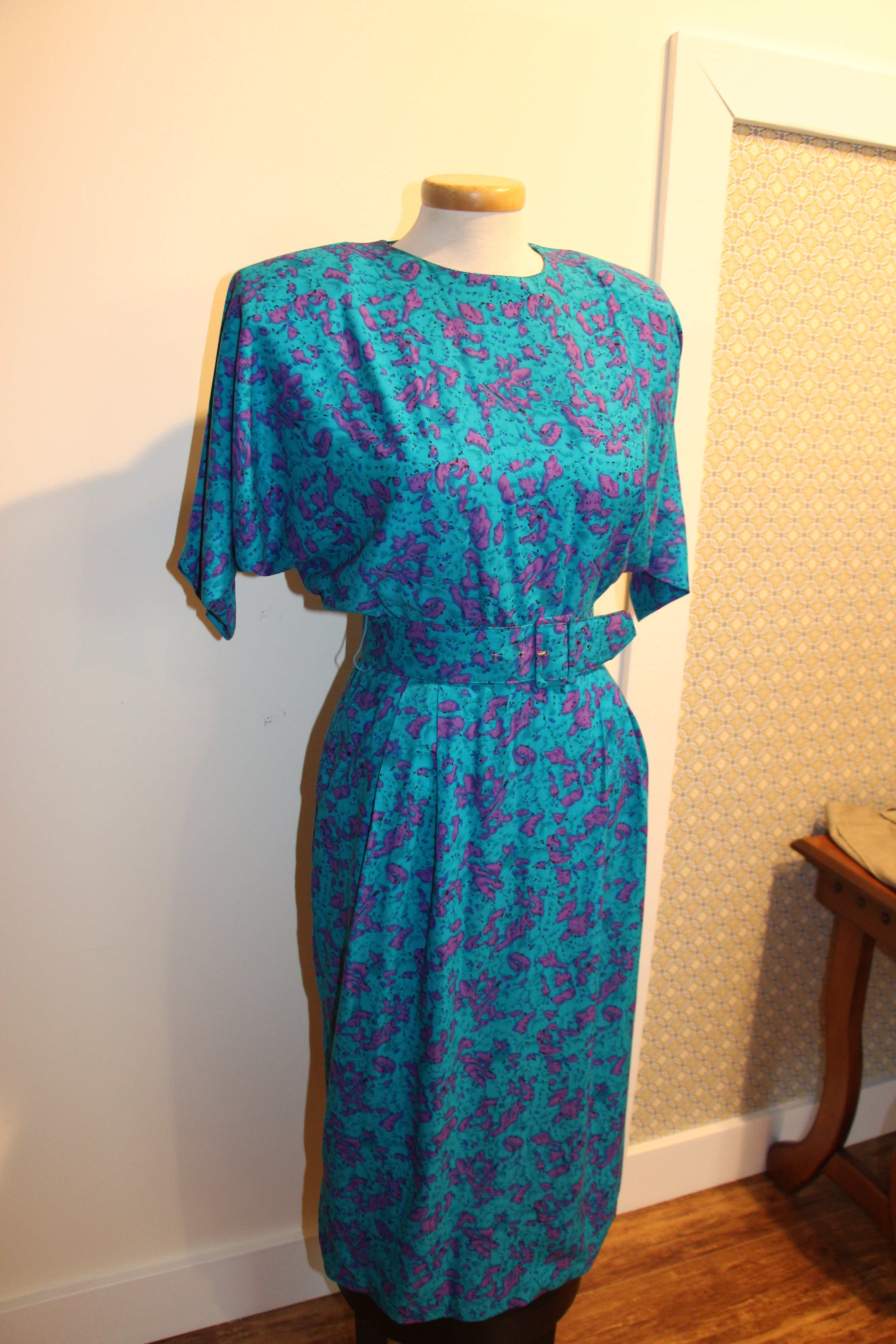 Size 5/6 Vintage 80"s short sleeve belted fitted dress by Creme