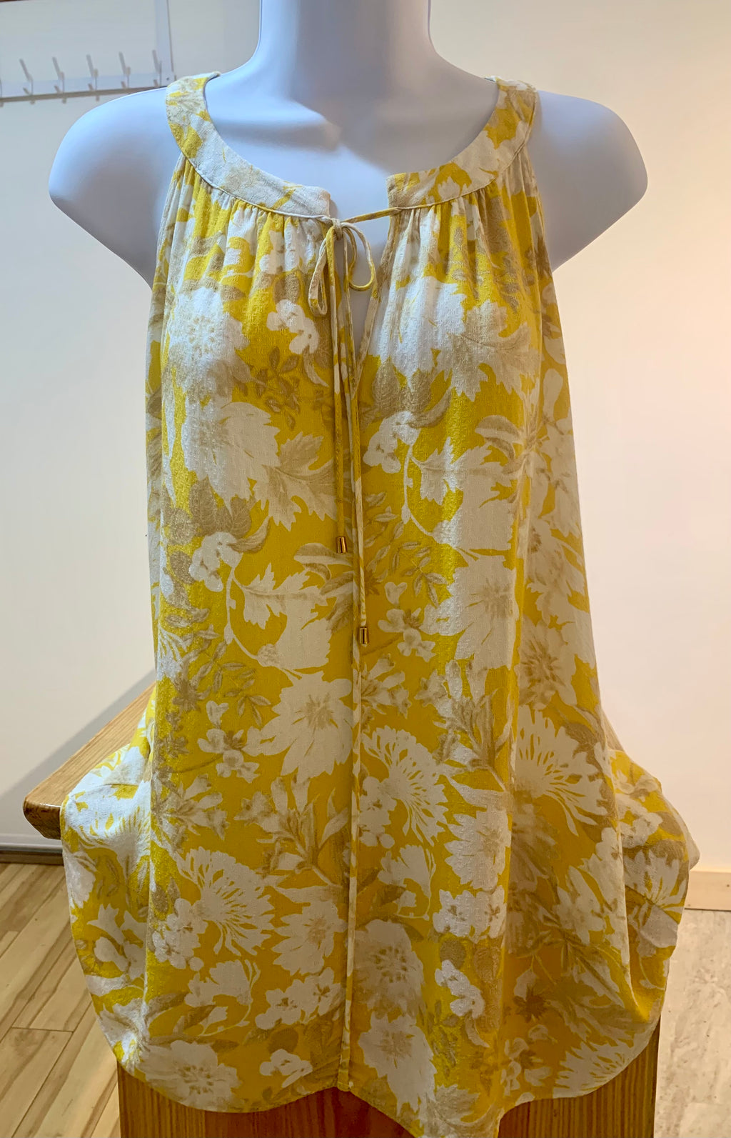 ROSE & OLIVE Sleeveless Blouse - Consigned with VARDO Vintage & Valuables vvvardo.ca