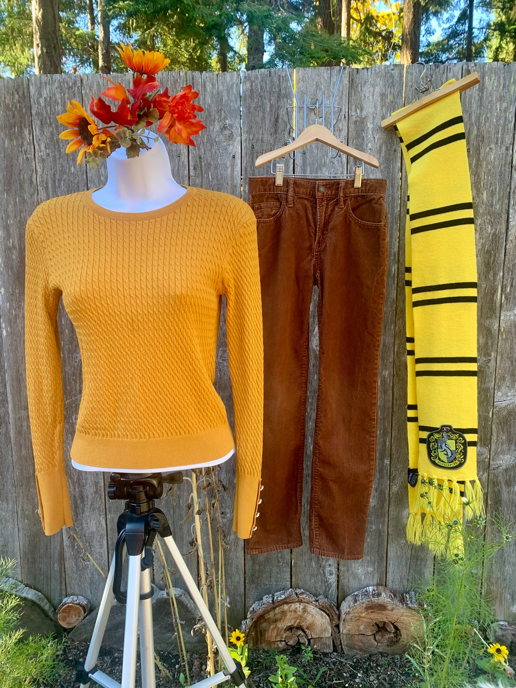 HUFFLEPUFF HARRY POTTER SCARF- Consigned with VARDO Vintage & Valuables vvvardo.ca