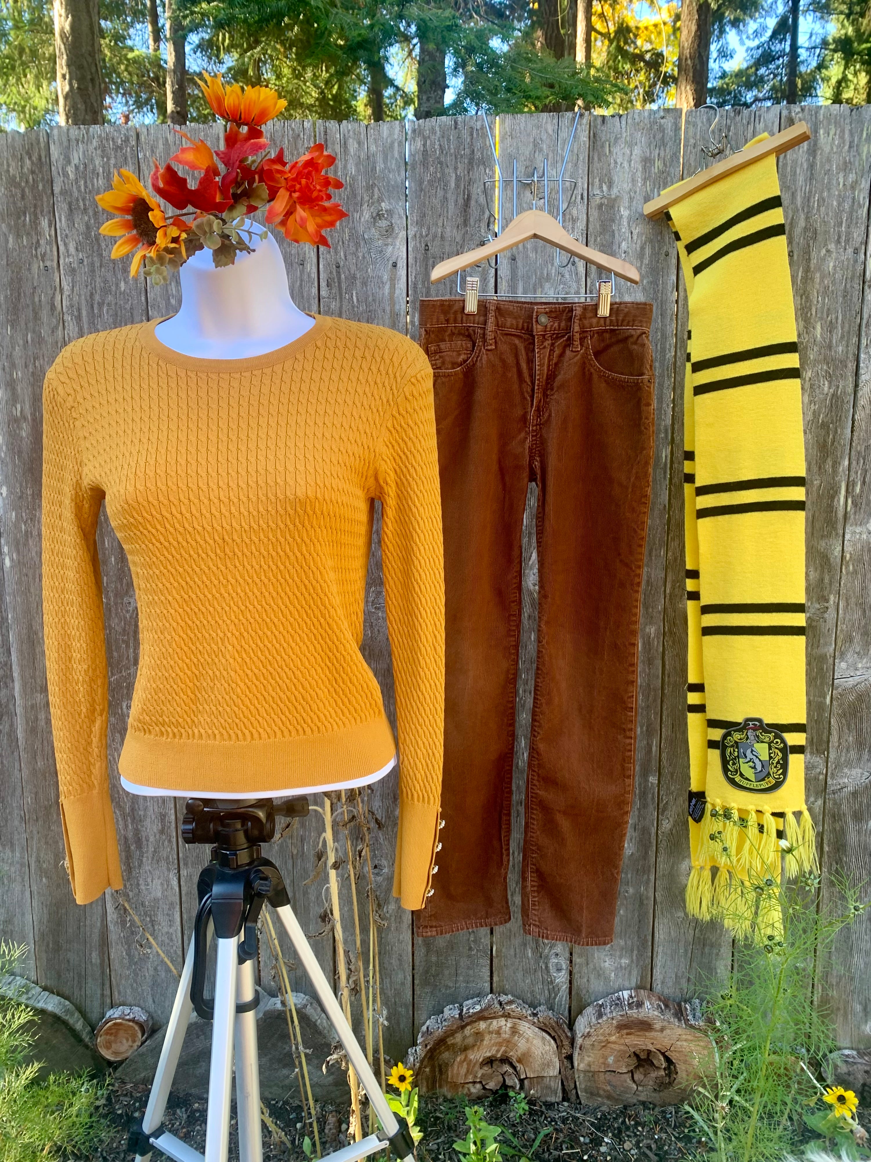 HUFFLEPUFF HARRY POTTER SCARF- Consigned with VARDO Vintage & Valuables vvvardo.ca