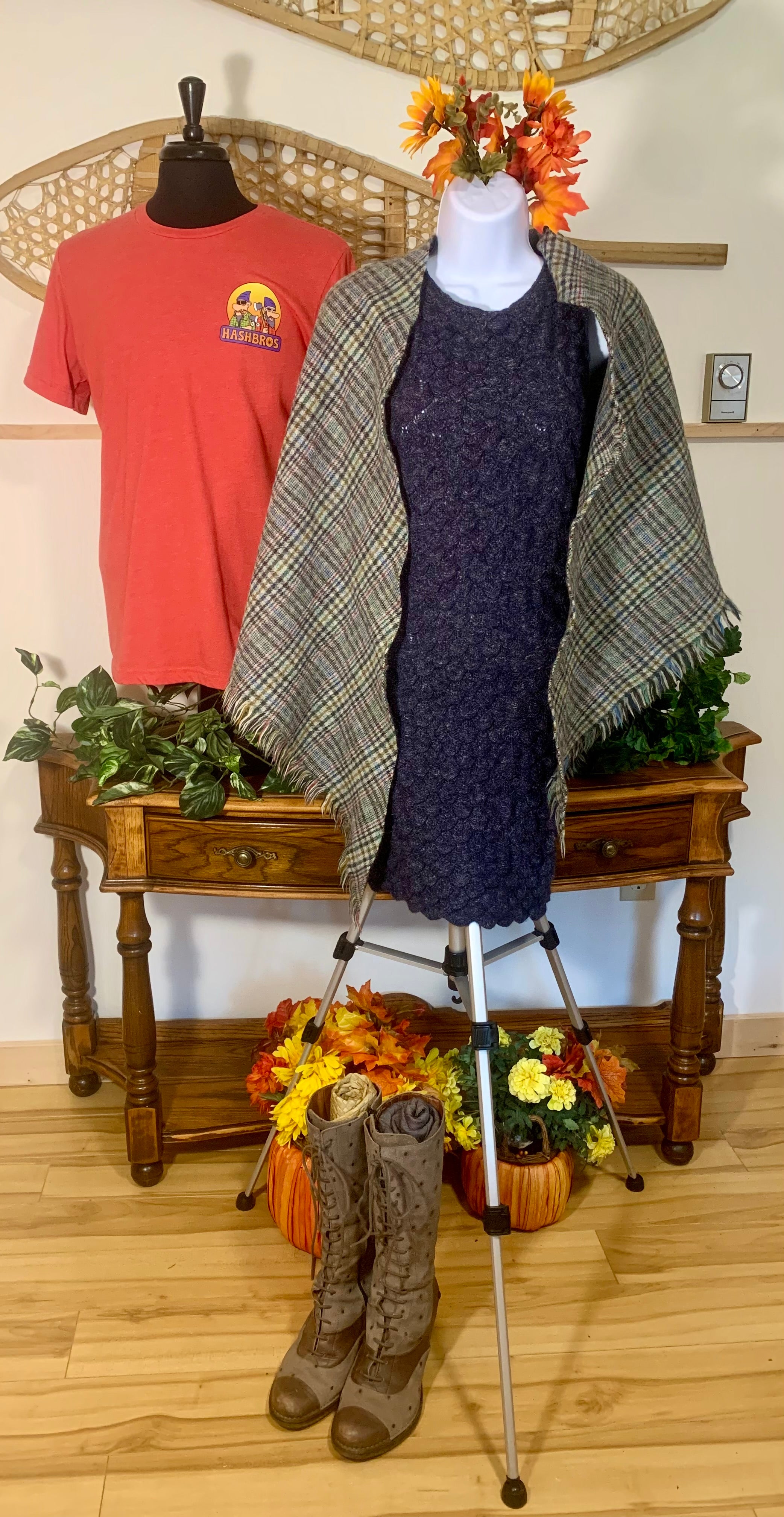 TARTAN WOOL Triangular tartan shawl/WRAP - Consigned with VARDO Vintage & Valuables vvvardo.ca