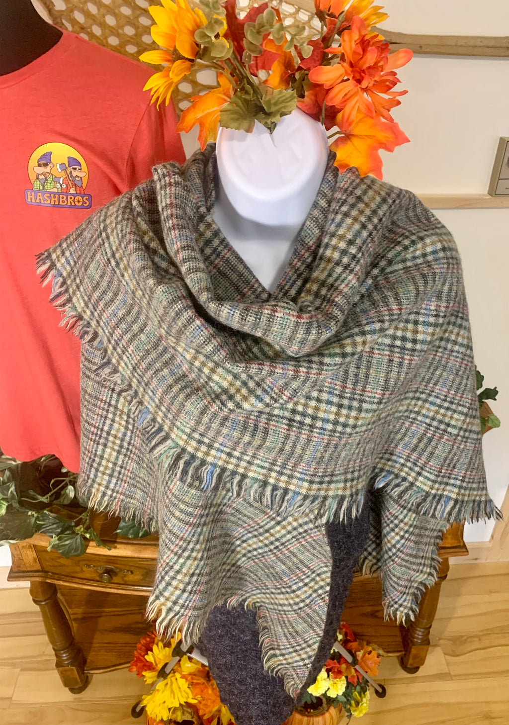 TARTAN WOOL Triangular tartan shawl/WRAP - Consigned with VARDO Vintage & Valuables vvvardo.ca