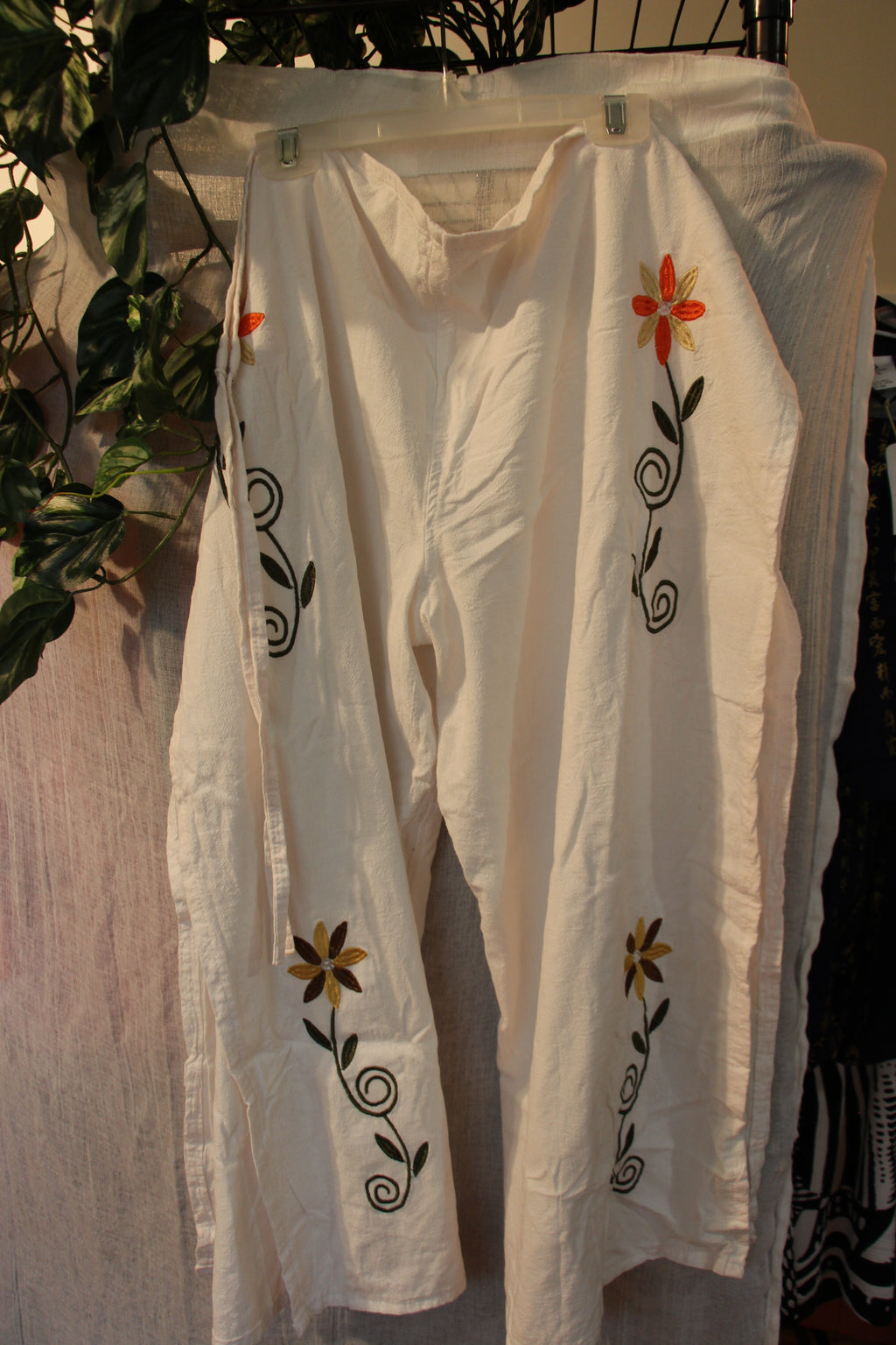 Size M Talla Wrap Waist Tie White Pants with Floral Embroidery