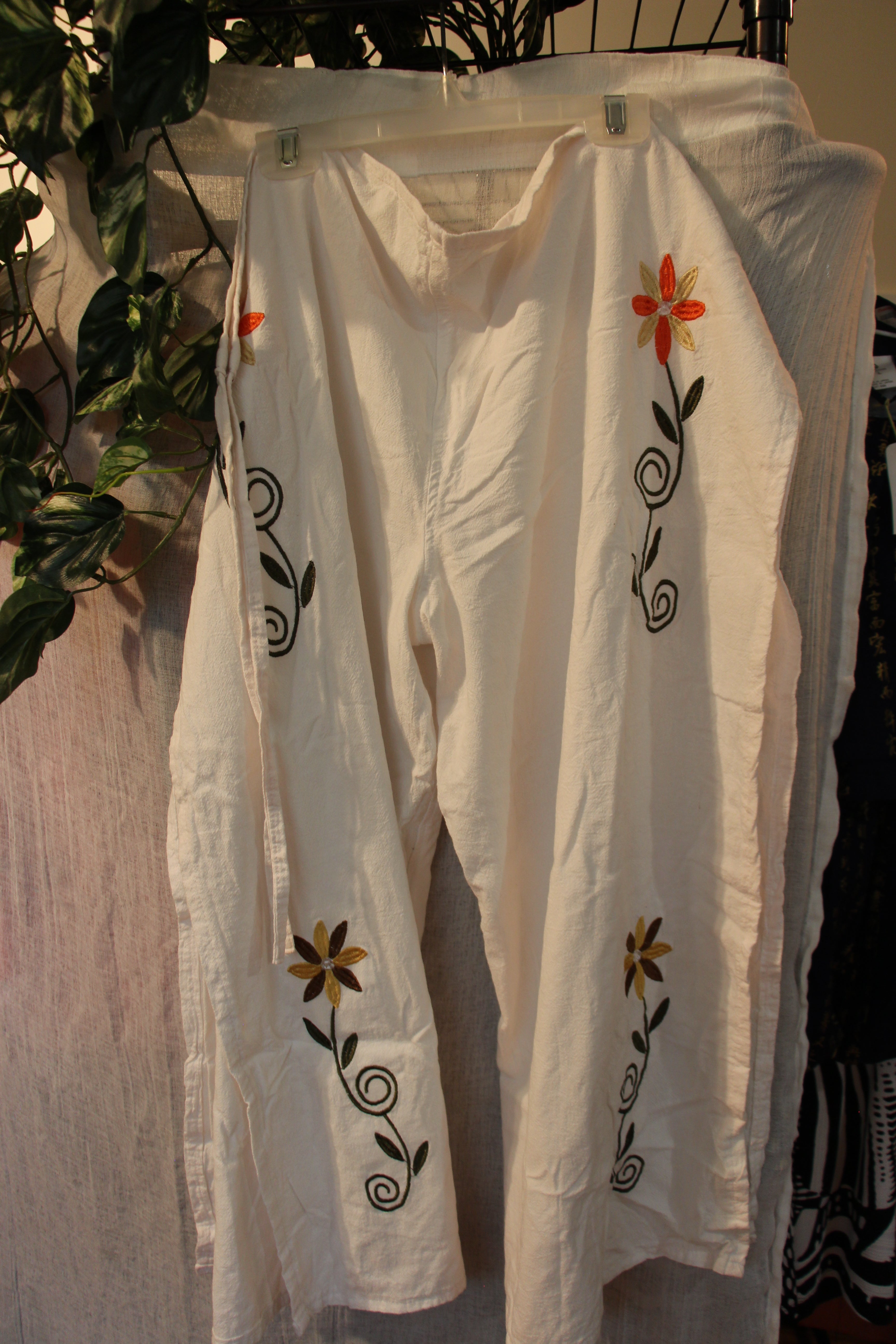 Size M Talla Wrap Waist Tie White Pants with Floral Embroidery