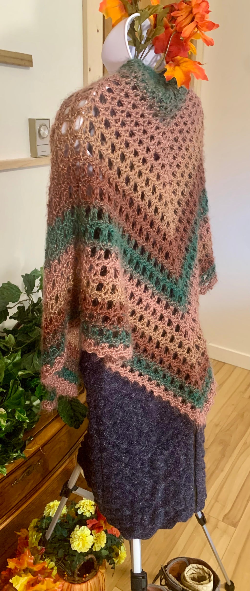 HANDMADE CROCHET triangle Shawl - Consigned with VARDO Vintage & Valuables vvvardo.ca